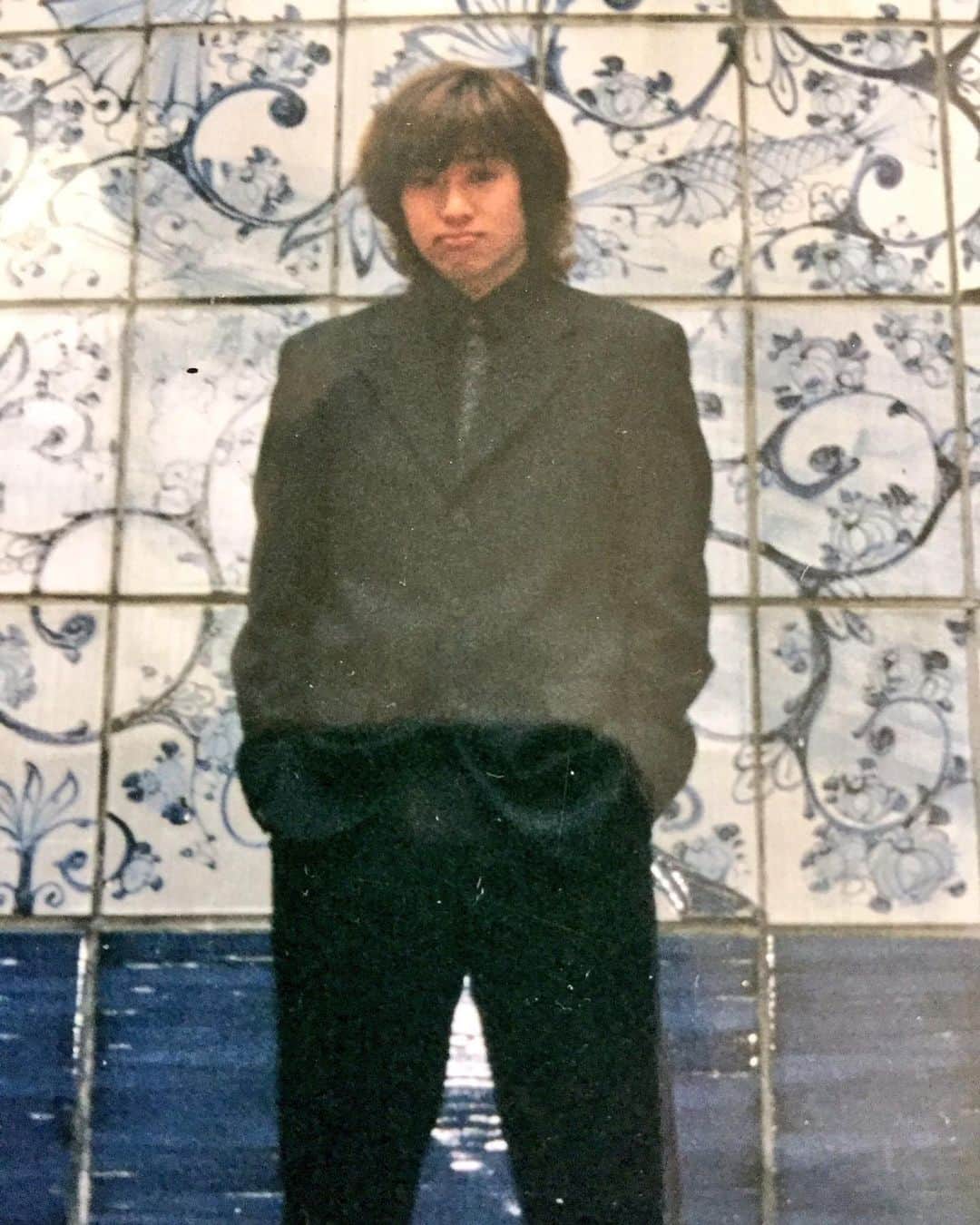 あつひろのインスタグラム：「20歳の俺は… カッコつけて変なパーマあててた。 夢はあったが金は無かった。 靴と靴下が壊滅的にダサかったwww  #成人式 #成人の日 #2020年 #令和2年 #20歳 #20才 #あつひろ #声優芸人 #ナレーター #声優 #吉本興業 #スーツ #パーマ #ダサい #CDジャケット感 #おめでとう #地元 #愛媛 #ドヤ顔 #どや顔」
