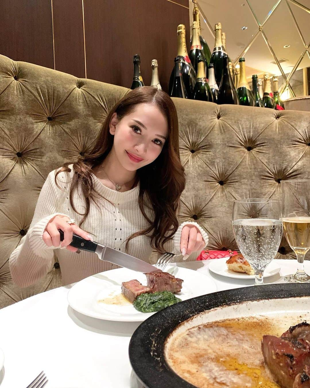 伊東亜梨沙さんのインスタグラム写真 - (伊東亜梨沙Instagram)「なんか気付けば毎日肉食べてるな？🐮 . お肉のパワー🔥(？)と @venus_beauty_clinic のおかげでお肌が本当に調子良い〜🧡 月に1回医療の力をお借りして(ハイドラフェイシャル&プラズマシャワー)アンチエイジング頑張っておりますよ🥺✨ . . #empiresteak #empiresteakhouse #エンパイアステーキハウス #ありログ #foodie #tokyogourmet #東京グルメ #venusbeautyclinic」1月13日 16時46分 - arisa__917m