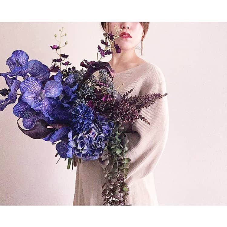 プレ花嫁の結婚式準備アプリ♡ -ウェディングニュースさんのインスタグラム写真 - (プレ花嫁の結婚式準備アプリ♡ -ウェディングニュースInstagram)「大人ナチュラルなおしゃれブーケ5選💐💕 . @weddingnews_editor まいにち150記事を配信♩アプリもよろしくね💕 . . 📷本日のカバーPhoto🕊♩+ﾟ* . @tibi.tibi.tibi さん . ボリューミーでナチュラルな雰囲気が素敵なtibi.tibi.tibiさんの #ブーケ 💐💕 . カバーはナチュラルな #キャスケードブーケ  です🌿 . キャスケードブーケは正統派のクラシカルなイメージですが、グリーンをたっぷり使い、お花をランダムに束ねるとナチュラルな雰囲気に仕上がります🌿 . ほかのブーケも素敵なのでぜひスワイプ👉🏻してみてくださいね✨ . . ...................................... ❤️【WeddingNews情報】❤️ . 本日新着のオススメ記事をご紹介します✨ . . ① テーブルナンバー最新トレンド♡ゴールドクリップで飾るのがお洒落＊💕《テーマ・装飾》 . . ②手元に残るものを...♡両親贈呈品はプリザーブドフラワーを送ろう！💕《演出》 . . ③IGで発見♡*お世話になったスタッフさんと撮るべきフォトアイディア＊💕《フォト・式レポ》 . . ④ムービーも自作できる！おすすめ動画制作・編集ソフト11選＊💕《DIY》 . . ⑤世界No1ダイヤモンドエクセルコダイヤモンドの人気デザインと口コミ＊💕《指輪》 . ※《》は記事のあるカテゴリー名❤️ . などなど、その他にも新着記事が配信中💕アプリダウンロードがまだお済みでない方は是非 @weddingnews_editor のURLからダウンロードしてみてくださいね💕 . . . ＼📷投稿お待ちしています／ . 花嫁はもちろん、業者さんも大歓迎✨ アナタのお写真をご紹介してもOKという方は、ぜひ #ウェディングニュース にお写真を投稿してください💕 . . ⬇︎関連アカウント⬇︎ . 🕊メインアカウント 【 @weddingnews_editor 】 . 💒インスタグラムで式場探し 【 @weddingnews_concierge 】 . 👰花嫁から式場探し 【 @weddingnews_brides 】 . . その他、編集部からの連絡専用 @weddingnews_contact や、スタッフ個人の連絡用として @WN_xxxx（xxxは個人名）があります💕 . . …………………………… ❤️ウェディングニュースとは？ …………………………… . 花嫁のリアルな”声”から生まれた、花嫁支持率No1✨スマホアプリです📱💕 . . 🌸知りたい… #結婚式準備 に役立つ記事を毎日150件配信中♩ . 🌸見たい… インスタの #ウェディング 系投稿TOP100が毎日チェックできる＊IG画像の複数ワード検索も可♩ . 🌸叶えたい… 式場をはじめとした  #結婚式 関連の予約サイトが大集合♩ . 🌸伝えたい… 自分の結婚式レポ『マイレポ』が簡単に作れる♩卒花嫁のレポが読める♩ . . @weddingnews_editor のURLからDLしてね✨ . . . #花嫁 #ウエディング #プレ花嫁 #プレ花嫁準備 #2020春婚 #2020夏婚 #ウェディングブーケ #花束 #2020冬婚 #2020秋婚  #全国のプレ花嫁さんと繋がりたい #プロポーズ #装花 #会場装飾 #インテリア #花のある暮らし #フラワーアレンジメント #高砂 #weddingbouquet #ナチュラルウェディング #アーティシャルフラワー #ナチュラル」1月13日 16時52分 - weddingnews_editor