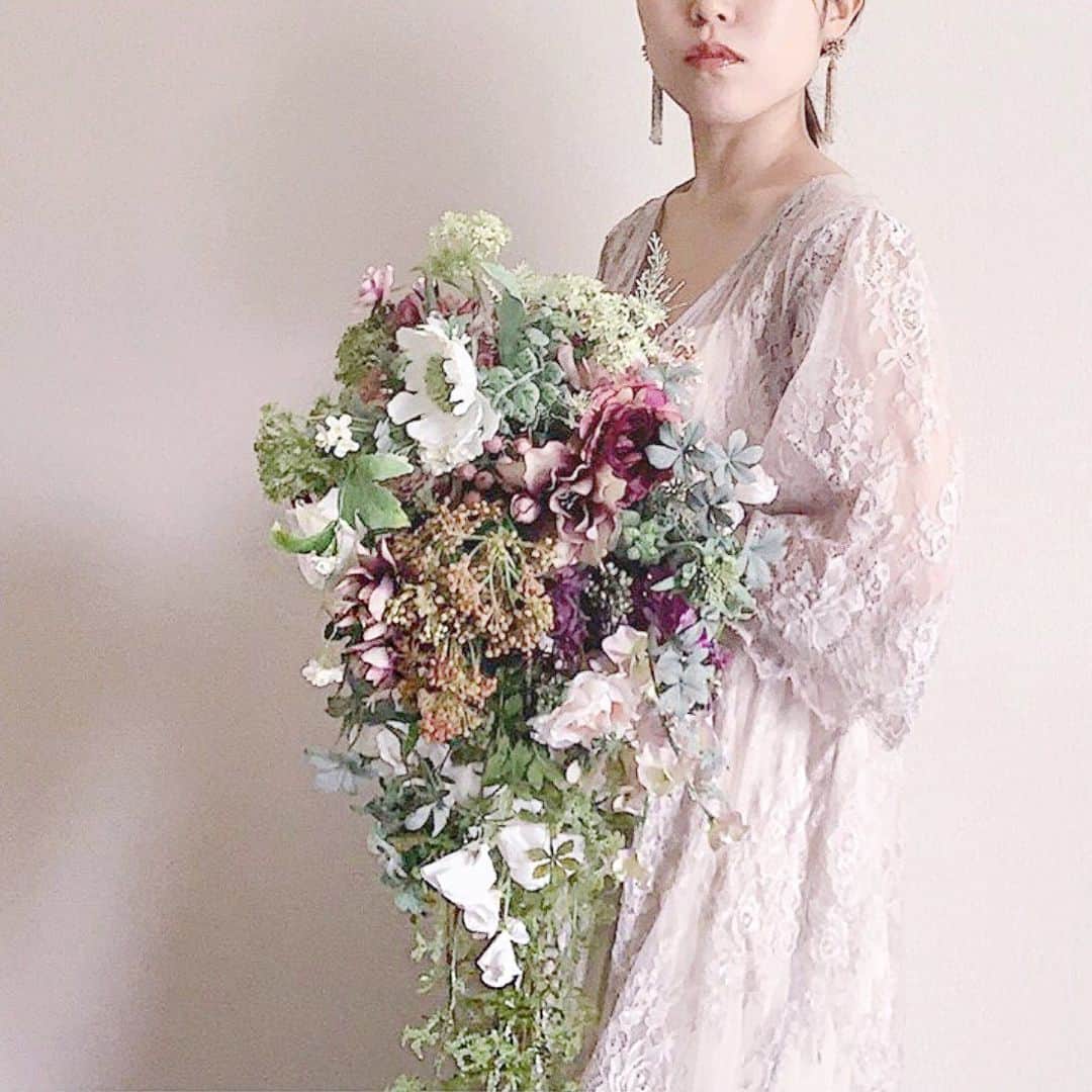のインスタグラム：「大人ナチュラルなおしゃれブーケ5選💐💕 . @weddingnews_editor まいにち150記事を配信♩アプリもよろしくね💕 . . 📷本日のカバーPhoto🕊♩+ﾟ* . @tibi.tibi.tibi さん . ボリューミーでナチュラルな雰囲気が素敵なtibi.tibi.tibiさんの #ブーケ 💐💕 . カバーはナチュラルな #キャスケードブーケ  です🌿 . キャスケードブーケは正統派のクラシカルなイメージですが、グリーンをたっぷり使い、お花をランダムに束ねるとナチュラルな雰囲気に仕上がります🌿 . ほかのブーケも素敵なのでぜひスワイプ👉🏻してみてくださいね✨ . . ...................................... ❤️【WeddingNews情報】❤️ . 本日新着のオススメ記事をご紹介します✨ . . ① テーブルナンバー最新トレンド♡ゴールドクリップで飾るのがお洒落＊💕《テーマ・装飾》 . . ②手元に残るものを...♡両親贈呈品はプリザーブドフラワーを送ろう！💕《演出》 . . ③IGで発見♡*お世話になったスタッフさんと撮るべきフォトアイディア＊💕《フォト・式レポ》 . . ④ムービーも自作できる！おすすめ動画制作・編集ソフト11選＊💕《DIY》 . . ⑤世界No1ダイヤモンドエクセルコダイヤモンドの人気デザインと口コミ＊💕《指輪》 . ※《》は記事のあるカテゴリー名❤️ . などなど、その他にも新着記事が配信中💕アプリダウンロードがまだお済みでない方は是非 @weddingnews_editor のURLからダウンロードしてみてくださいね💕 . . . ＼📷投稿お待ちしています／ . 花嫁はもちろん、業者さんも大歓迎✨ アナタのお写真をご紹介してもOKという方は、ぜひ #ウェディングニュース にお写真を投稿してください💕 . . ⬇︎関連アカウント⬇︎ . 🕊メインアカウント 【 @weddingnews_editor 】 . 💒インスタグラムで式場探し 【 @weddingnews_concierge 】 . 👰花嫁から式場探し 【 @weddingnews_brides 】 . . その他、編集部からの連絡専用 @weddingnews_contact や、スタッフ個人の連絡用として @WN_xxxx（xxxは個人名）があります💕 . . …………………………… ❤️ウェディングニュースとは？ …………………………… . 花嫁のリアルな”声”から生まれた、花嫁支持率No1✨スマホアプリです📱💕 . . 🌸知りたい… #結婚式準備 に役立つ記事を毎日150件配信中♩ . 🌸見たい… インスタの #ウェディング 系投稿TOP100が毎日チェックできる＊IG画像の複数ワード検索も可♩ . 🌸叶えたい… 式場をはじめとした  #結婚式 関連の予約サイトが大集合♩ . 🌸伝えたい… 自分の結婚式レポ『マイレポ』が簡単に作れる♩卒花嫁のレポが読める♩ . . @weddingnews_editor のURLからDLしてね✨ . . . #花嫁 #ウエディング #プレ花嫁 #プレ花嫁準備 #2020春婚 #2020夏婚 #ウェディングブーケ #花束 #2020冬婚 #2020秋婚  #全国のプレ花嫁さんと繋がりたい #プロポーズ #装花 #会場装飾 #インテリア #花のある暮らし #フラワーアレンジメント #高砂 #weddingbouquet #ナチュラルウェディング #アーティシャルフラワー #ナチュラル」