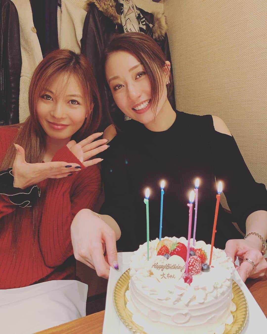 鳳翔大さんのインスタグラム写真 - (鳳翔大Instagram)「誕生日シリーズ🎂  何やかんや、1週間以上にわたりお祝いしてもらってます！！ あゆ　@ayumi_orii720  今年初会ってお祝いしてくれたよー😝  そして、あゆ手作りのキャンドルブランド『Attractive』のアロマサシェ〝Winter Forest〟をプレゼント🎁してくれたよー！  前から欲しかったんだけど完売してて、そしたら誕生日にと。。。😭 優しいー😆  おかげさまで、うちのクローゼットはめちゃくちゃ良い香り❤️ ありがとうー、あゆ😍  #折井あゆみ #キャンドル #アロマサシェ」1月13日 16時52分 - dai_hosho_official