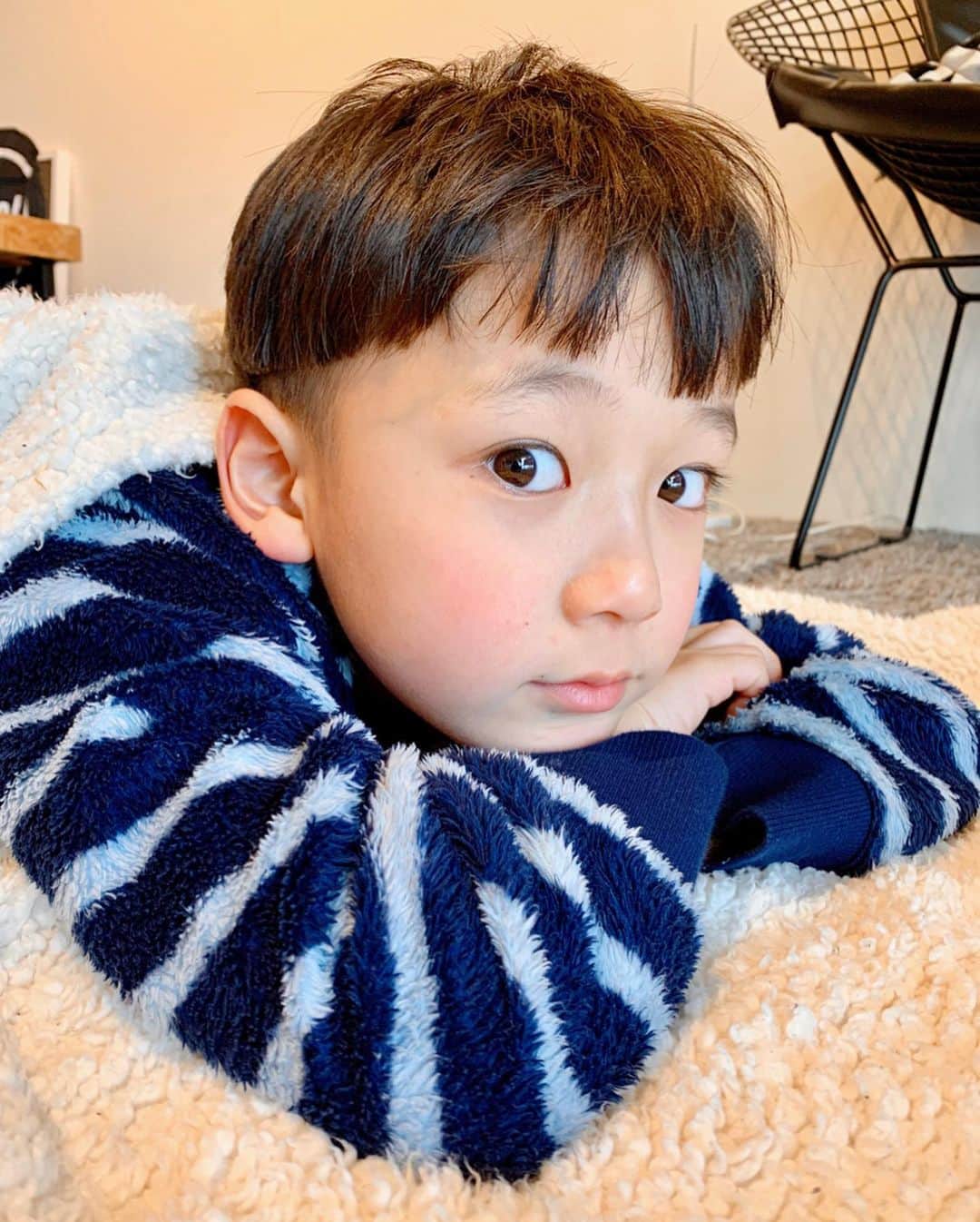 のインスタグラム：「1/8 煌埜(こうと)birthday🎂 9歳、、、早いなぁ。 いつもお手伝いありがとう♡ あなたの優しさや器の大きさに私はいつもいつも救われております😇🙏❤️ これからも力を合わせて一緒にあきとを育てていこうね👩🏻🤝👦🏻爆 ・ ・ 写真はswipeすると9→8→7→6→5→4→3→2→1歳♡ 画質の悪さが時代感じる🤣🤣 ・ ・ #長男氏 #達観しすぎ」