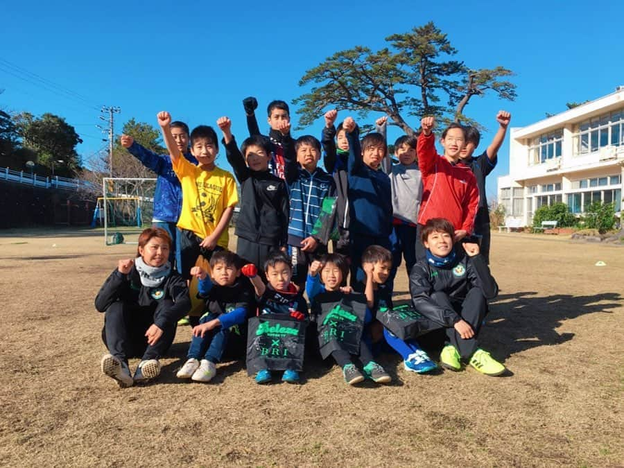 三浦成美さんのインスタグラム写真 - (三浦成美Instagram)「今年も利島サッカー教室へ行ってきました⚽️ 今年で3年目！！ みんな大っきく、うまくなってた！何回行っても大好きな島だ😉💕 利島、是非行ってみてください😆 #東京の離島 #利島 #東京ヴェルディ #日テレ・ベレーザ」1月13日 17時03分 - miura_narumi17