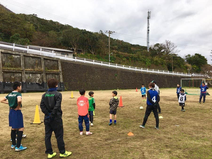 のインスタグラム：「今年も利島サッカー教室へ行ってきました⚽️ 今年で3年目！！ みんな大っきく、うまくなってた！何回行っても大好きな島だ😉💕 利島、是非行ってみてください😆 #東京の離島 #利島 #東京ヴェルディ #日テレ・ベレーザ」