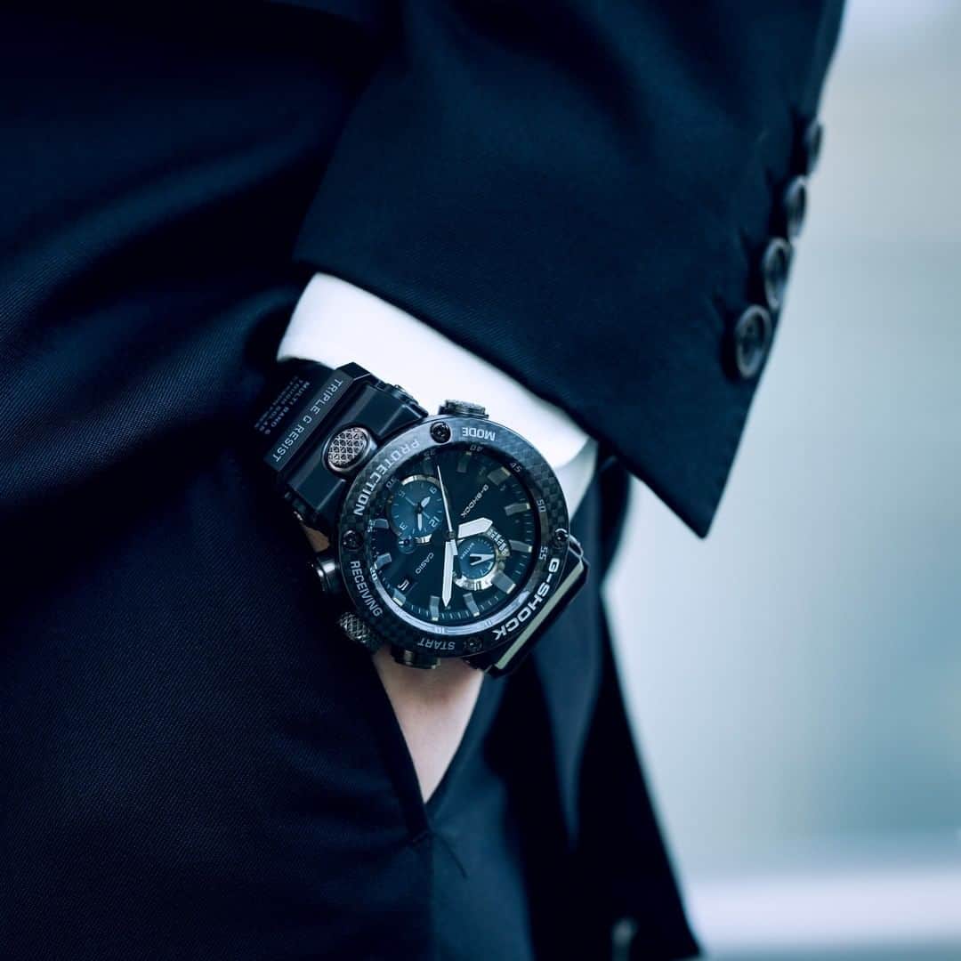 G-SHOCKさんのインスタグラム写真 - (G-SHOCKInstagram)「GRAVITYMASTER GWR-B1000  随所に強さと軽さを併せ持つ高機能素材カーボンを使用し、さらなる強さを追求したGRAVITYMASTER、GWR-B1000。重厚感がありながらスタイリッシュなデザインで、スーツスタイルにもマッチするモデルです。  GRAVITYMASTER GWR-B1000 delivers an even higher level of toughness through the use of the highly-functional carbon material. Dignified yet stylish design is perfect for suit style.  SLIDE 01 03 : GWR-B1000-1AJF SLIDE 02 : GWR-B1000-1A1JF  #g_shock #gravitymaster #masterofg #gwrb1000 #pilotwatch #gshockconnected #suitstyle #watchoftheday」1月13日 17時00分 - gshock_jp