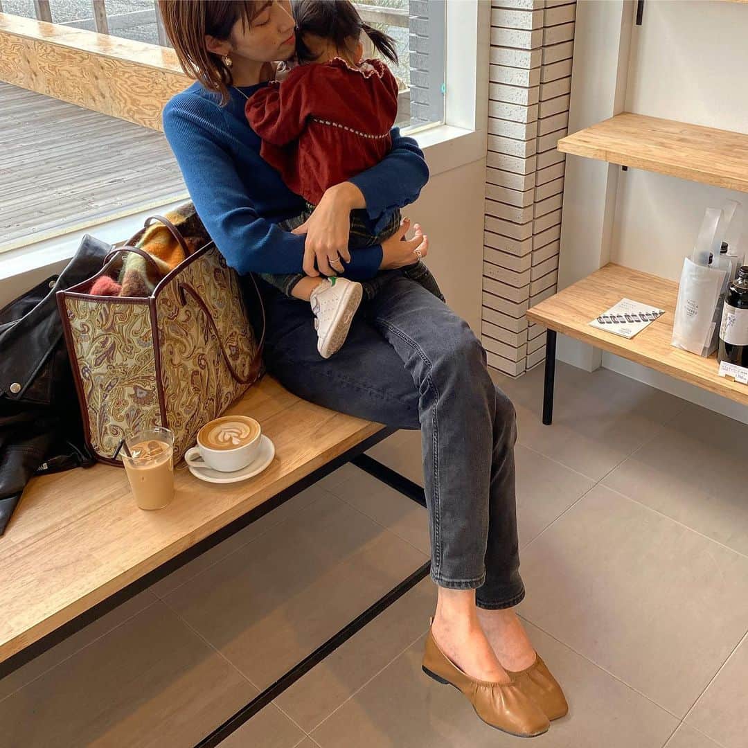 美生のインスタグラム：「ギャザーバレエシューズ生活3日目🩰﻿ ﻿ 持ってるお洋服のどのコーデにもハマるし﻿ 靴擦れ全くなし🤎﻿ ２足目購入決定🤎﻿ ﻿ お次は色問題~！﻿ お家LIVEで﻿ 皆さんに相談させてもらおうと思います🙇‍♂️♡﻿ ﻿ ﻿ ﻿」