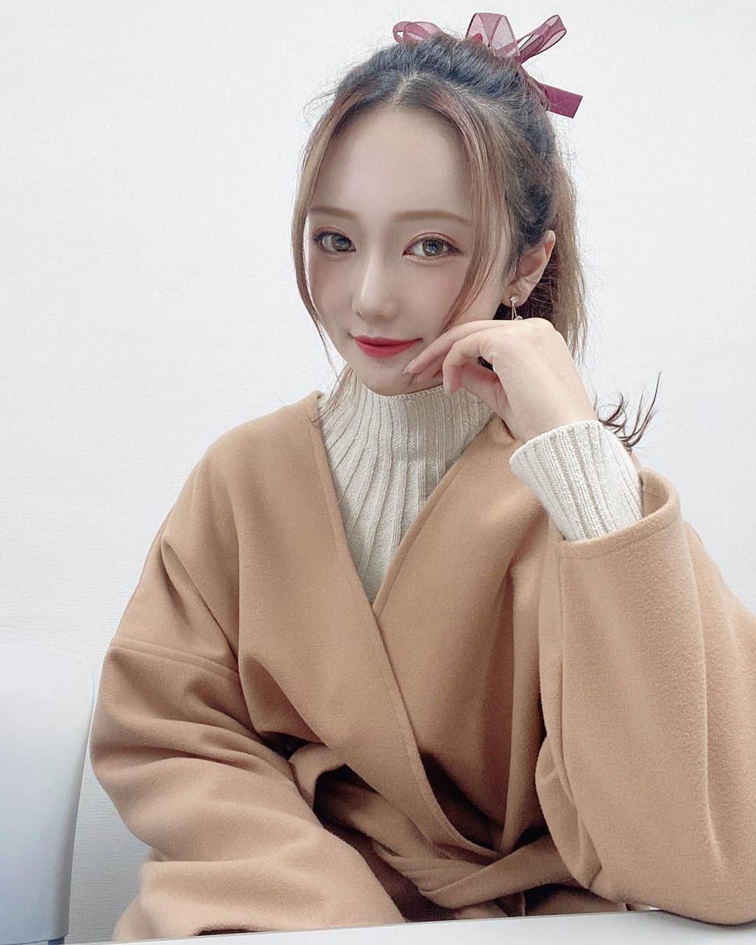 のインスタグラム：「. . 新成人の皆様、成人おめでとうございます㊗️ . 私も成人してから3年は早いなぁ〜〜 今年は妹の成人で同じ振袖を着てて 懐かしいなぁと思い出が蘇ってきました☺️ . . . このコートは @weisshop69 のです🕊 形がおきにいり◎ . . . #pr」
