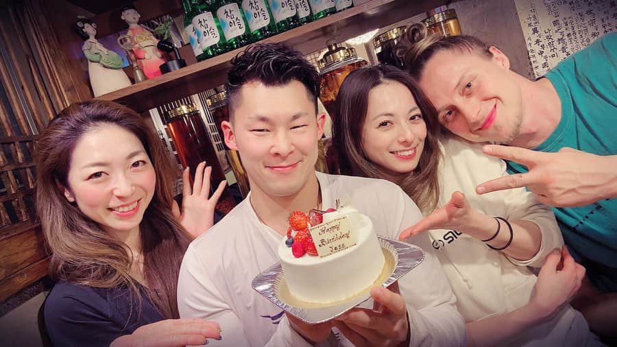 のインスタグラム：「トレーナー講習が終わり… サプライズバースデー🎂大成功 お疲れ様会をみんなで…☆ Happy Birthday☆ @jess.movement 師匠ジェス君  ブレイクレティクス日本初開催の講習の日に バースデー当日なんてのも😉💕素敵だね  @petair.official  @saki_workout_interests  @biscuit8550  @hidesanw  @daisuke_o_920  @yousee56  @yujirokazama  @83.mkmk  @breakletics  @breakletics_japan  #happybirthday  #breakletics #family #love #birthdaysurprise #team #fitness #instagood #goodtimes #photooftheday #ハッピーバースデー #師匠の誕生日 #サプライズ #ファミリー #トレーナー講習 #お疲れ様会」