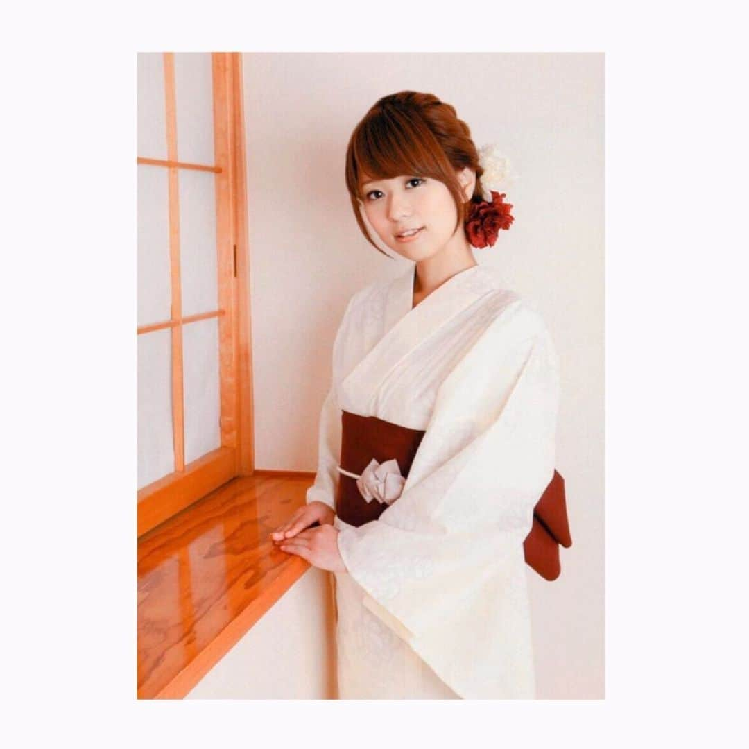 井口裕香さんのインスタグラム写真 - (井口裕香Instagram)「㊗️ 新成人の皆様、おめでとう！✨ 素敵なオトナになってね！！✨ 成人式…懐かしいなぁ…☺️👘✨ って思い返してわたしの成人式のときの写真探したけど、ケータイの中には入ってなかった。 そりゃ11年前の写真なんて早々ケータイには入ってないわな😫❗️ #てことで #ろーきゅーぶちゃんの #写真集のときの写真ペタリ #これは23歳くらいのころ？ #8年前の1月に発売になりました📘 #kiseki... #8年前て #絶句😧」1月13日 17時23分 - ooo31_iguchiyuka_31ooo