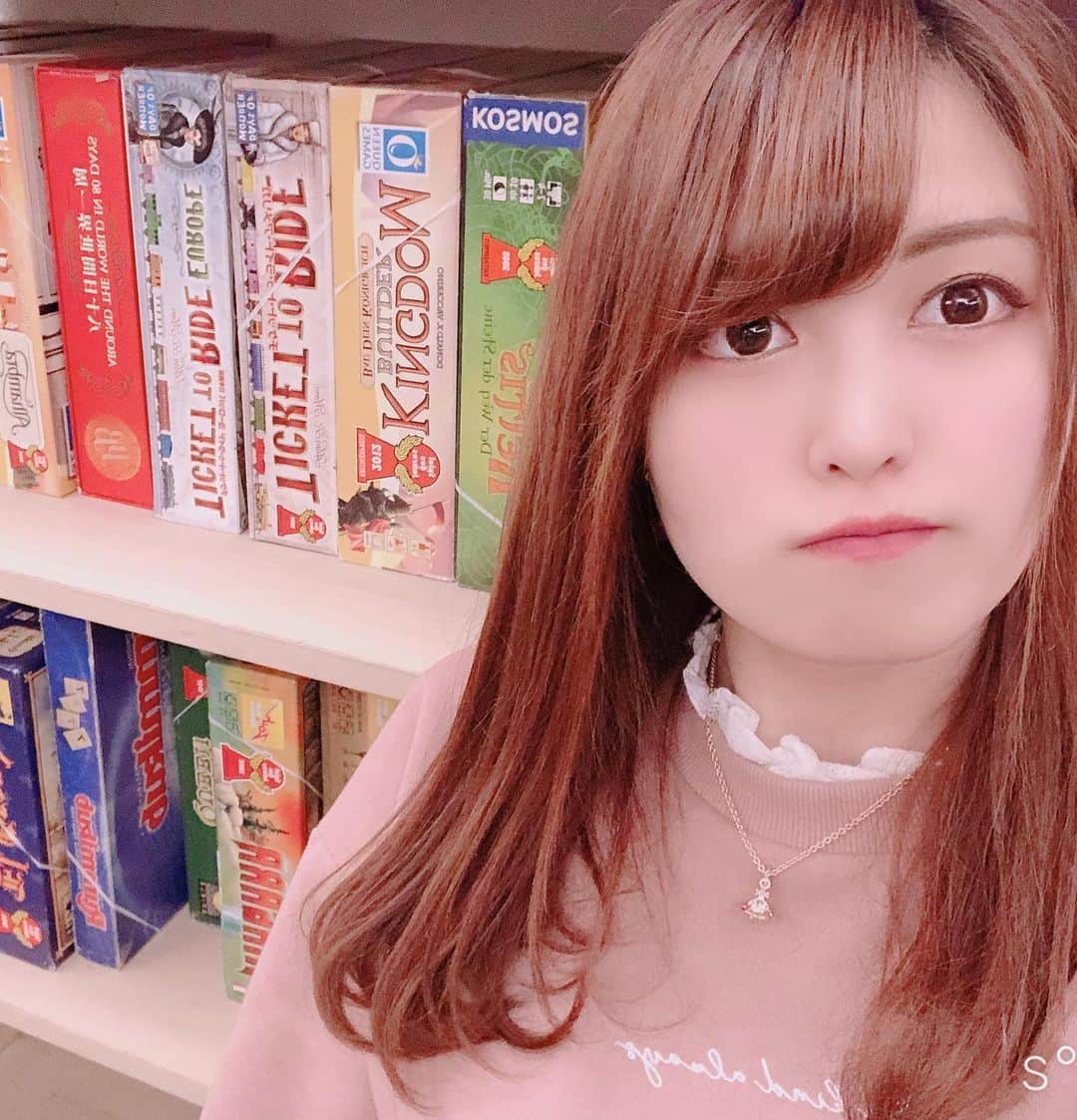 入江綾乃のインスタグラム：「. . . . 2020.01.06 . 前日に引き続きお友達と推し事💖 すっごい久しぶりにジャニーズショップに行ってたくさん写真を買ってきました💖 お母さんに嵐も🌀 お洋服も見ながら夜はボードゲームへ ここもYouTubeの撮影に来ていたところ💖 ボドゲカフェって何回行っても飽きないね〜 そして違う動画でやってたゲームがあったからやってみた！ 『渡る世間はナベばかり』 本当に難しかった… . . . #渋谷 #ボードゲーム #JellyJellycafe #あやのの推し事 #SnowMan #推し事 #ジャニショ　 #followme #写真好きな人と繋がりたい #photography #photo #ポートレート#写真 #doll #dolly #dolls #被写体 #カメラ #camera #カメラ女子 #撮影 #撮影モデル #カメラマン #かわいくなりたい #声優 #プロレスラー #アクトレスガールズ #プロレス #AWGカラーズ #スポーツ女子」