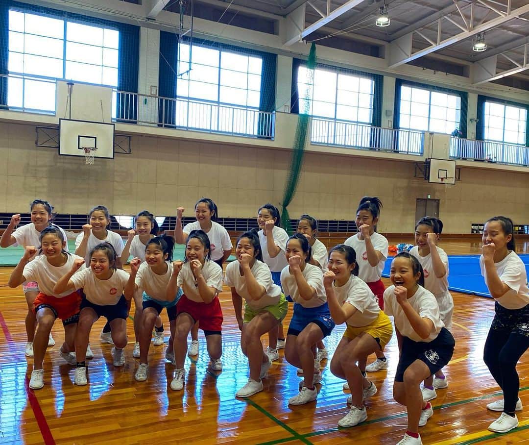 新田朝子さんのインスタグラム写真 - (新田朝子Instagram)「チアリーディング中学選手権まであと２週間ということで、大阪の堺チアリーディングクラブを取材してきました🎤 . 幼稚園児〜中学生までと総勢95名のチームで、元気いっぱいのチーム。ポン文字で #スカイA を作ってくれて感動😭💓 . 大会でマリンの皆さんらしい演技が見られるのを楽しみにしています🌈 . #チアリーディング #チアリーダー #クラブチーム #スポーツ #堺チアリーディングクラブ #大阪 #cheer #cheerleading @skya_cs_sports_tv」1月13日 17時26分 - asako.nitta