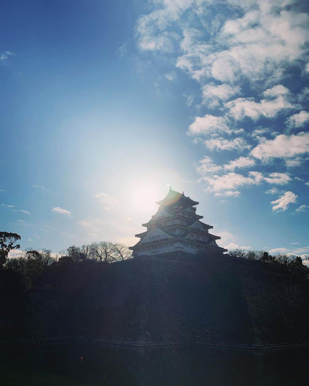 吉田羊さんのインスタグラム写真 - (吉田羊Instagram)「毎日、 大阪城を横目に ぐるりと走る朝は爽快でした。  風博士、本日大千秋楽。 大阪にて無事に幕を閉じましたこと、 心より感謝申し上げます。  本当に素敵な座組みで、 鶯同様、 彼らが私の家族でした。  愛おしさと淋しさを胸に、 またそれぞれ、次の場所へ。  本当に、ありがとうございました。  #鶯は羊に戻ります」1月13日 17時27分 - yoshidayoh_official