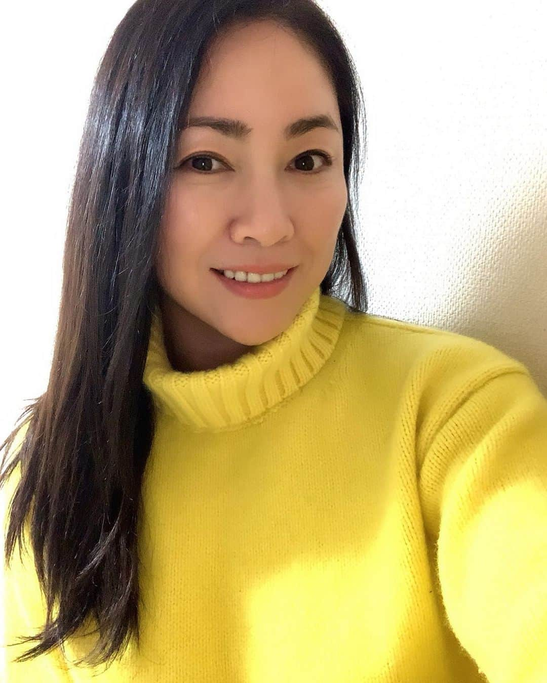 田中悦子さんのインスタグラム写真 - (田中悦子Instagram)「今日はお一人様ショッピングに出掛けたけど、ポカポカ陽気でコートいらないくらいだった❣️⠀ ⠀ 暖冬だよね❣️⠀ ⠀  #黄色いセーター #yellow #休日 #今日の晩ご飯は #鶏団子スープです笑」1月13日 17時32分 - etsuko.reborn25