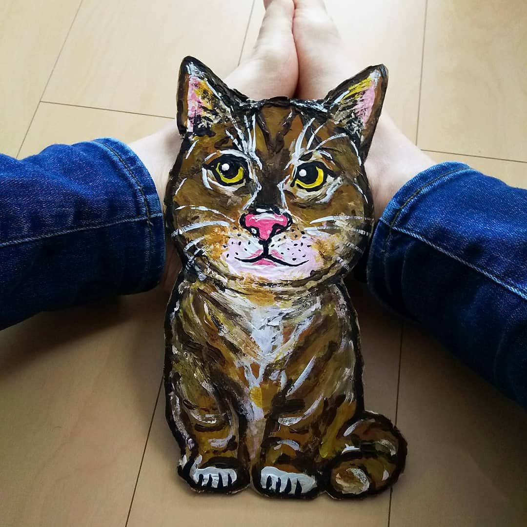 sweet_strawberryさんのインスタグラム写真 - (sweet_strawberryInstagram)「🎨🐈【ダンボールに描いた猫】 絵の具を水で溶かずに、ベタ塗りでダンボールに描いた猫。【描く】【猫】漢字似てる。…ゲシュタルト崩壊しそう💦 . 昨日の【#マグロに賭けた男たち 】も面白かった～🐟🚢 相変わらずの悲運の山本さんのドジっ子ぷり🤣 やたらと、山本さんの｢や！｣｢やい！｣｢ヤイッヤー！｣って耳に付くけど(これ言い出したら、え？何？今度は何が起きたの？何トラブル？大丈夫？ってハラハラする🤣) 昨日の放送では、今回新たに｢かんぎ！｣｢かんぎ｣って山本さんが言ってて、 え？何？どういう意味？初めて聞く言葉なんだけど…て検索してみたら、 ｢歓喜｣ 喜びって意味だった。 ｢ヤイッヤー｣や｢かんぎ｣とか使わないから難しいな💦 山本さん！今回は大物２本も釣れて良かった～😊 でも本当に相変わらずの【電気ショッカーの故障】に、え"ぇぇぇ〰️〰️またなの？って驚愕🤣 もう、番組ディレクターが｢この電気ショッカーは直さずに行きましょう！｣って指示してんじゃねーのか？って思いたくなるくらい毎度毎度の山場のアクシデント(お決まりの見せ場パターン)💦 でも毎度それに、どうしたの？大丈夫？ってハラハラ反応してしまう私。 山本さんが飼ってる🐈ネコかわいいぬ！｢ぬ｣｢いぬ｣じゃねーだろ、ねこだろ。かわいいね！ #猫のいる生活 #ねことの暮らし #自作自演#愛しい #ダンボール #ダンボールアート#絵の具#水彩画#油絵#ペイント#描いてみた#塗り絵#似顔絵#トリックアート」1月13日 17時40分 - sweet_strawberry