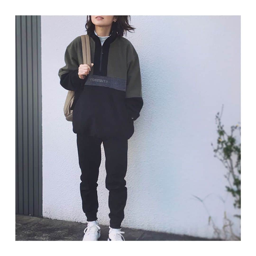 上村若菜のインスタグラム：「久々のootd. . 動物園へ…🦦🐊🐅 . #wakameswardrobe #これにパタゴニアの黒のボアジャケットを #欲しいものがたまたまsaleになっていると嬉しい . トップス…#thenorthfacepurplelabel  ハイネックT&スウェットパンツ…#uniqlo バッグ…#greish スニーカー…#nike」