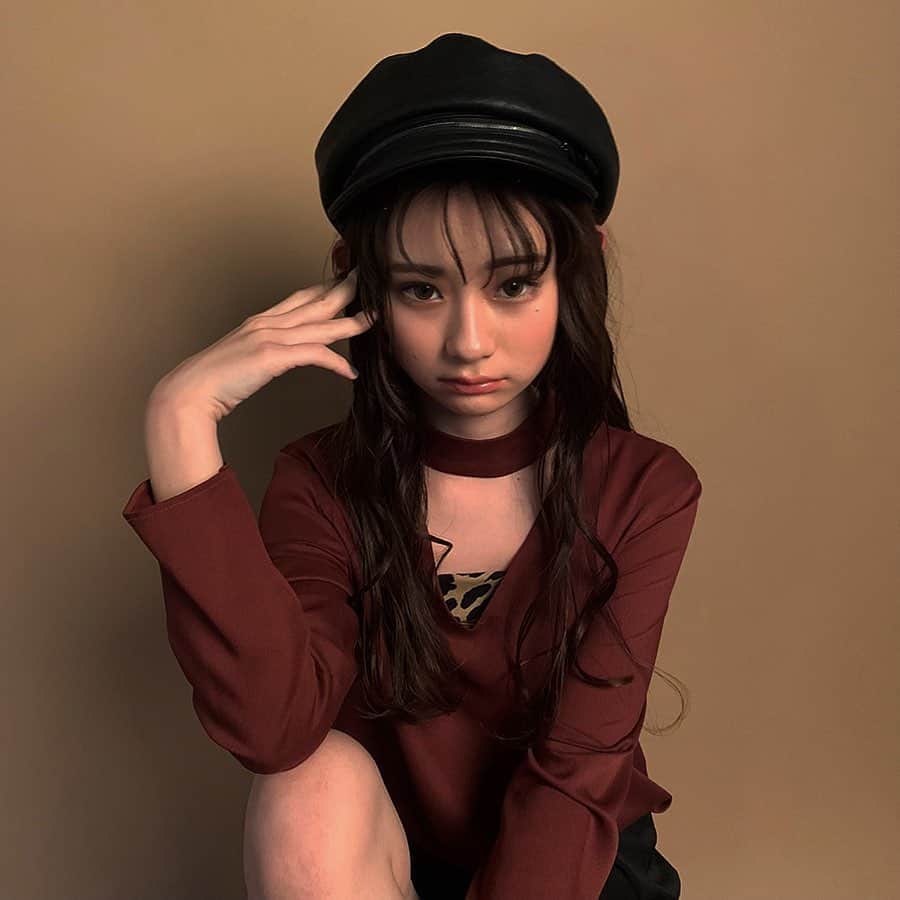 かれんのインスタグラム：「こちらもオフショット☺︎ ❤︎ ビターな感じカワイイデショ😉 ❤︎ インナーにしてるレオパードちゃんね，実はスカーフなの‼︎ アレンジして使ったよ☺︎ ❤︎ innerwear ⇨ @moussyofficial ❤︎ #moussy」