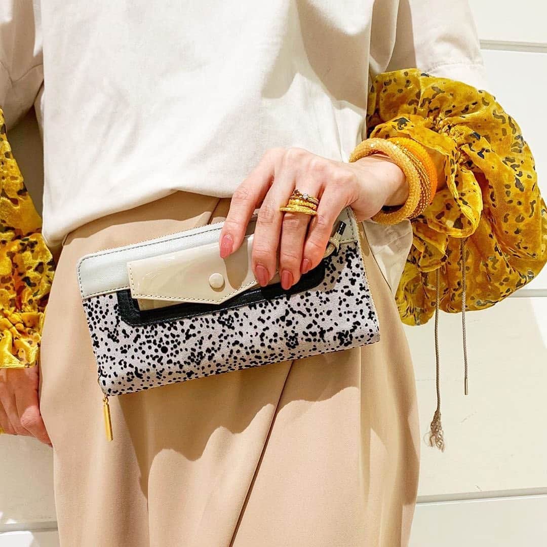ジャマンピュエッシュのインスタグラム：「Divano wallet features a small exterior pochette and mix of flocked, patent and matte leather textures.」