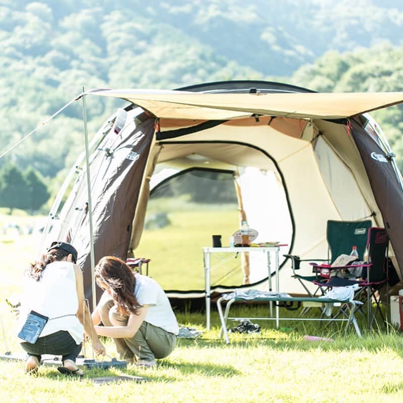 キャンプ情報サイト［ランタン］さんのインスタグラム写真 - (キャンプ情報サイト［ランタン］Instagram)「CAMP SMILE STYLE ／ 学生時代のお友達と のんびり楽しむキャンプ ＼ いろんなキャンパーのキャンプスタイルを現地取材と一般キャンパーからの投稿で数多く掲載してます。 . . 詳しくは @lantern.camp  webサイトをご覧ください . . #camp #camping #outdoor #travel #trip #lantern_smile #nature #キャンプ #キャンプ用品 #アウトドア #テント #自然 #旅行 #キャンプ初心者  #キャンプ好きな人と繋がりたい #マキノ高原キャンプ場 #コールマン #2ルームテント #グループキャンプ」1月13日 17時54分 - lantern.camp