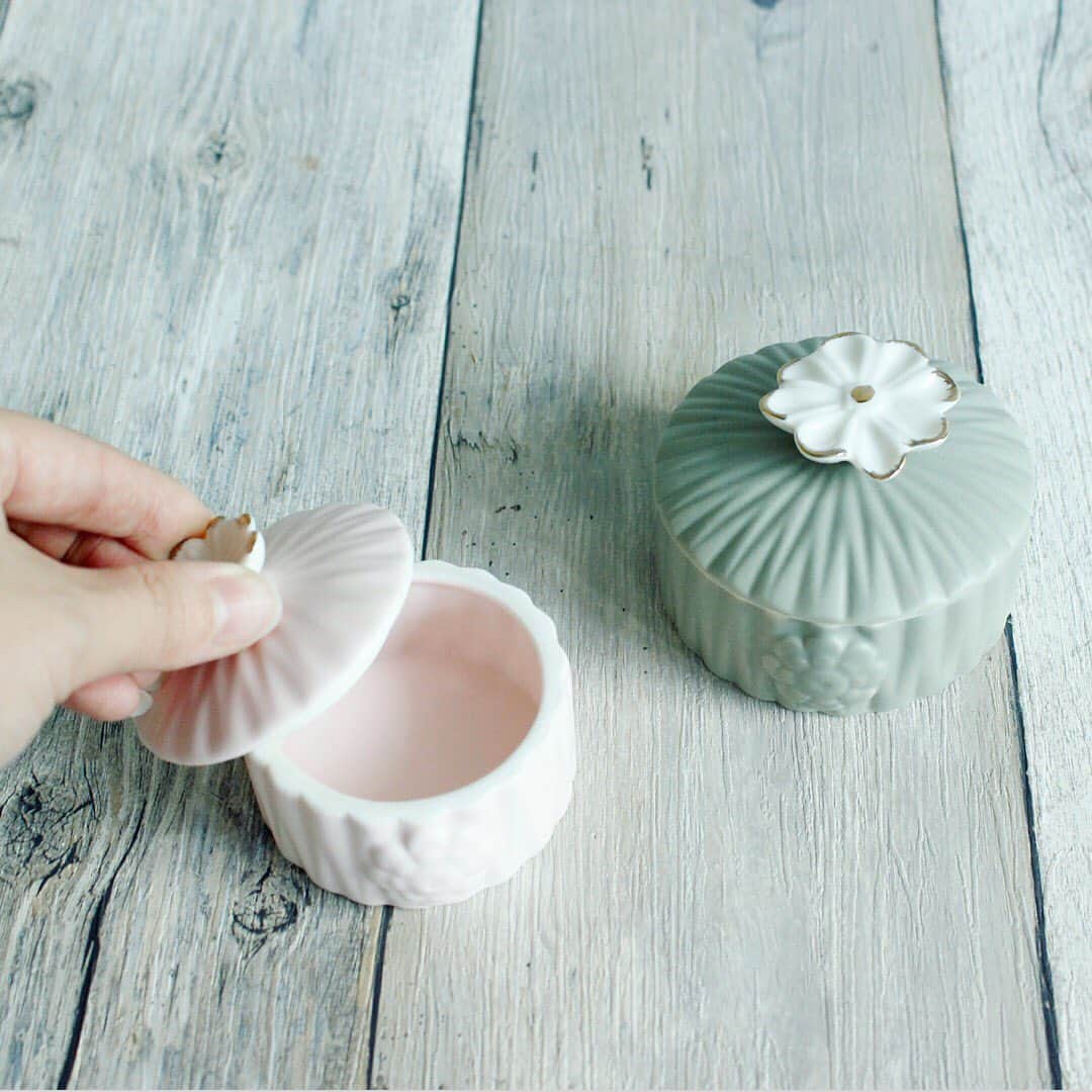 ナチュラルキッチン / ナチュラルキッチン アンドさんのインスタグラム写真 - (ナチュラルキッチン / ナチュラルキッチン アンドInstagram)「. お花モチーフのインテリアケースやゴールドのアクセサリートレーで、お気に入りのアクセサリーを収納✨ . . *ブリキアクセサリートレー(S/M) 各100円(税抜き) . *足つきメッシュトレー ラウンドトール 300円(税抜き) . *ふた付き12仕切りボックス 500円(税抜き) . *木製ドロワー2段 1000円(税抜き) . *インテリアケース フラワー(グリーン/ピンク) 各300円(税抜き) . . #ナチュラルキッチン  #ナチュラルキッチンアンド  #naturalkitchen . . #アクセサリー収納 #アクセサリーケース #アクセサリー #アクセサリートレー #ゴールドトレー #インテリアケース #アクセサリーのディスプレイ #ドロワー #仕切りボックス #アクセサリーボックス」1月13日 17時48分 - naturalkitchen_official