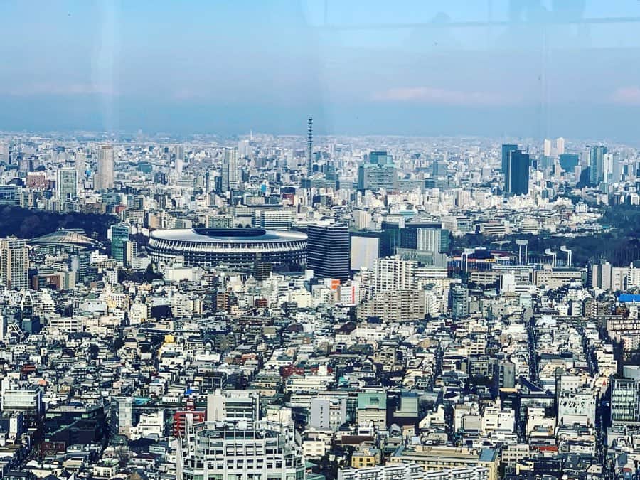 新保友映さんのインスタグラム写真 - (新保友映Instagram)「行ってきました😆渋谷スクランブルスクエアの渋谷スカイ☀️ 最高に気持ちよかった😍 また行こう！  #渋谷スクランブルスクエア  #渋谷スカイ  #渋谷 #shibuyascramblesquare  #shibuyasky  #shibuya #tokyo #sky #withmyboy  #시부야  #시부야스카이  #시부야스크램블 #新しい地図」1月13日 17時50分 - tomoemoe0520
