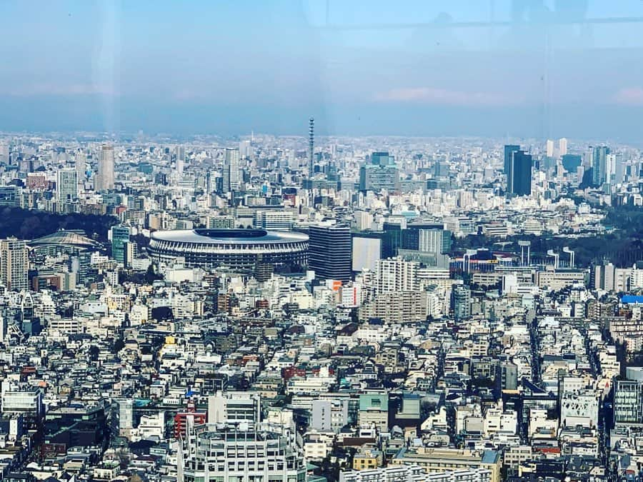 新保友映さんのインスタグラム写真 - (新保友映Instagram)「行ってきました😆渋谷スクランブルスクエアの渋谷スカイ☀️ 最高に気持ちよかった😍 また行こう！  #渋谷スクランブルスクエア  #渋谷スカイ  #渋谷 #shibuyascramblesquare  #shibuyasky  #shibuya #tokyo #sky #withmyboy  #시부야  #시부야스카이  #시부야스크램블 #新しい地図」1月13日 17時50分 - tomoemoe0520