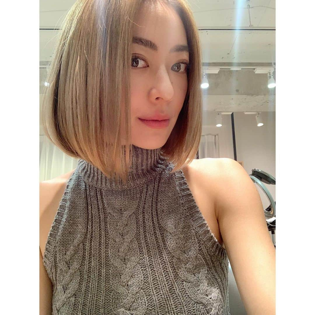 松岡李那さんのインスタグラム写真 - (松岡李那Instagram)「2020年初美容院💇‍♀️💗 今日も#プリンセスケア してもらったよ❣️ おかげでブリーチした髪も傷まず常にツヤッツヤ🥺✨✨✨ 髪がかなり多いのですいてもらって軽くなったよ💫💫💫 @evoke_kusanagi いつもありがとう💗😊 #髪の毛伸ばし中  #トリートメント　#ダメージヘア　#モテヘア」1月13日 17時56分 - linahxoxo