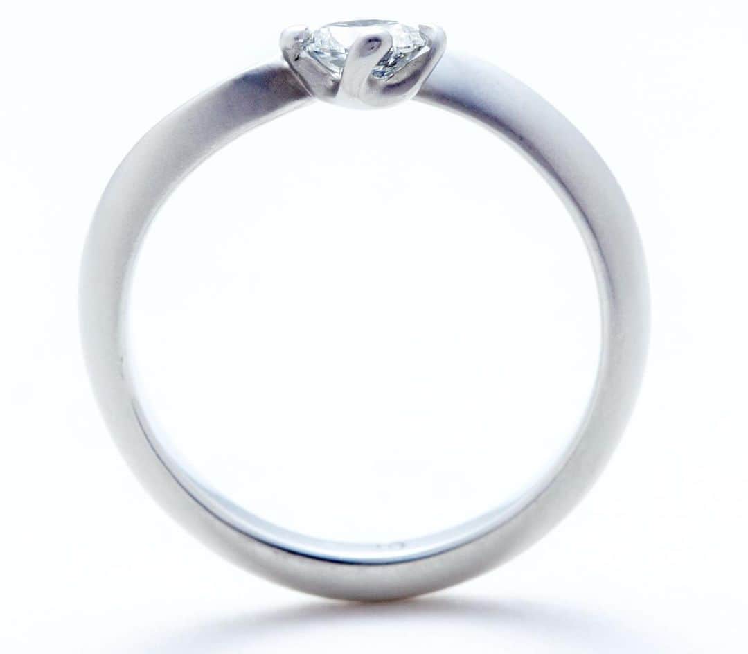 SORA ≪SORA表参道の公式アカウント≫さんのインスタグラム写真 - (SORA ≪SORA表参道の公式アカウント≫Instagram)「@sora_omotesando . 【SOL-ソル-】 ラテン語で太陽の名を持つ婚約指輪。 山の頂から昇りゆく太陽の姿を ダイヤモンドで表現しました。  婚約指輪のSOL(ソル)に合わせる結婚指輪は ORTUS(オルトゥス)。 「地平線の彼方から太陽が昇り、 山々の稜線を彩る夜明けの景色」が完成します。  ふたりの大切な風景を込めた指輪を身に着けて、 幸せ溢れる毎日をお過ごしください* . --------------- ▽1月フェアはこちらからcheck https://www.sora-w.com/contents/event/diamondfair/ ▽SORA公式サイトはTOPのURLからcheck * >>> @sora_omotesando . --------------- ぜひ『 #結婚指輪sora 』のハッシュタグで SORAの写真を投稿してくださいね＊* こちらのアカウントでリグラムさせていただきます♪ . #結婚指輪 #婚約指輪 #指輪 #表参道 #オーダーメイド #プレ花嫁 #ブライダル #ウェディング #手作り #彫金#bridal#wedding #bridalring #ring #tokyo #anniversary  #Jewelry #Marriage #記念日 #ソラ#グラデーション #グラデーションリング #オルトゥス #グラデーションリング」1月13日 17時53分 - sora_omotesando