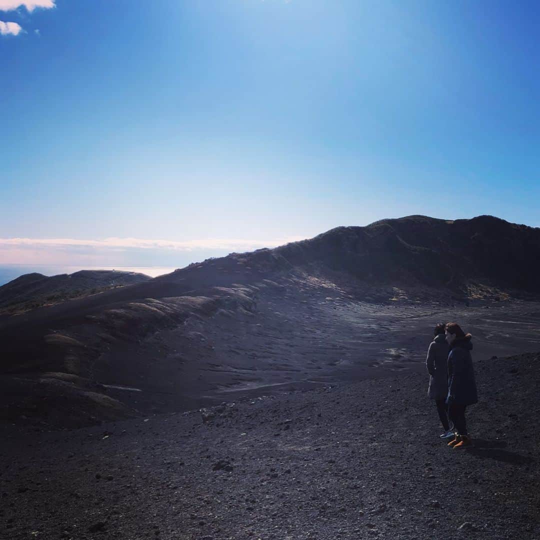 小林希さんのインスタグラム写真 - (小林希Instagram)「そういえば、今年の島初めは、年明けすぐに友達らと行った伊豆大島でした✨﻿ 昨年の島締めも伊豆大島でしたが。笑﻿ ﻿ 富士山が海の向こう、本州島にぽっかり綺麗に浮かびあがっていました。﻿ 富士山フェチの方は、大島から望むと最高ですよ❣️ ﻿ そしてそして、明日から今年2度目の島へ。﻿ 場所は、この季節に、寒そうなところでちょっと遠いです❄️﻿ わかります？﻿ たどり着けるといいなー🙏 ﻿ ﻿ ﻿  #島旅#島#船旅#旅#国内旅行#日本の島#伊豆諸島#冬の島旅 #東海汽船﻿ #伊豆大島 #東京諸島」1月13日 18時03分 - nozokoneko