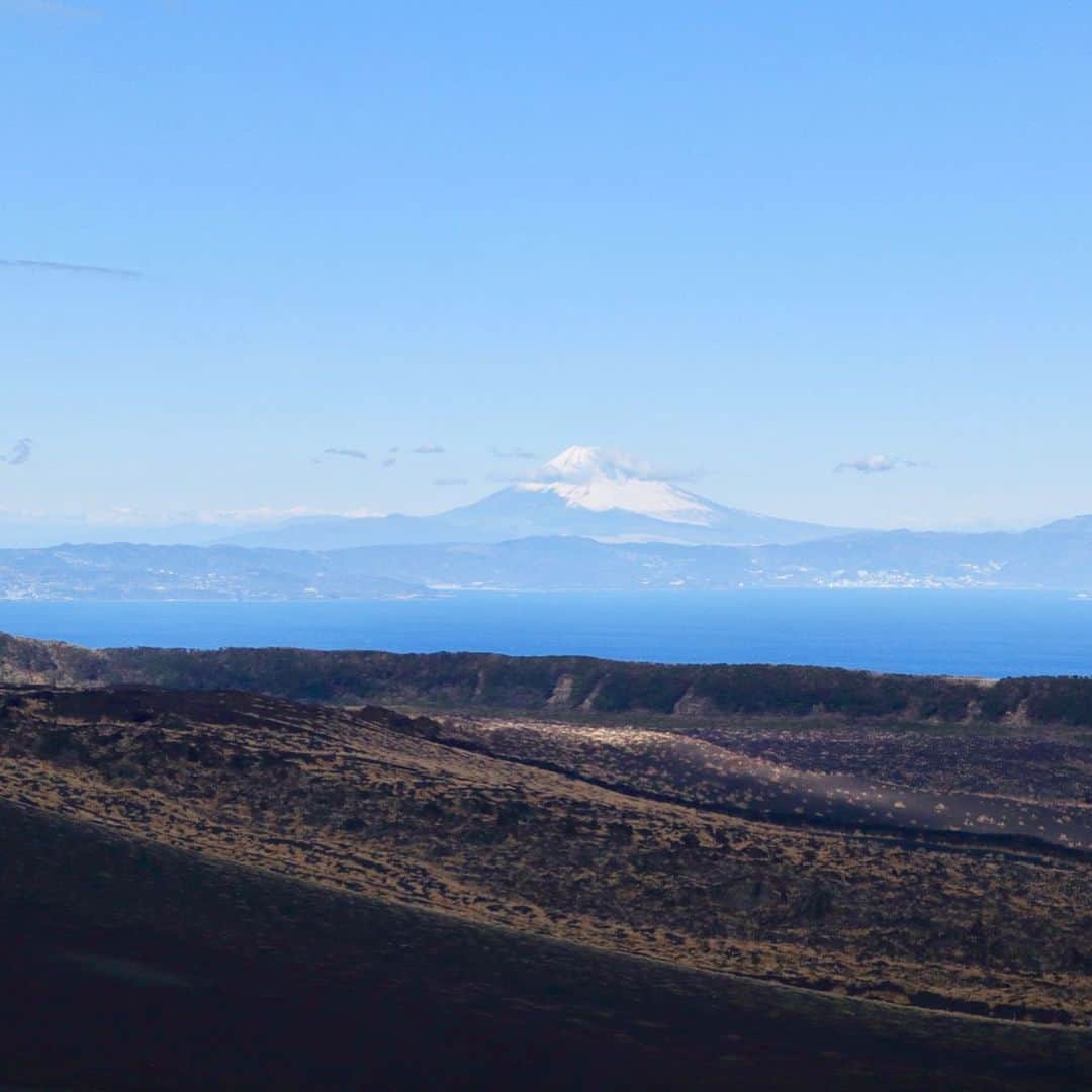 小林希さんのインスタグラム写真 - (小林希Instagram)「そういえば、今年の島初めは、年明けすぐに友達らと行った伊豆大島でした✨﻿ 昨年の島締めも伊豆大島でしたが。笑﻿ ﻿ 富士山が海の向こう、本州島にぽっかり綺麗に浮かびあがっていました。﻿ 富士山フェチの方は、大島から望むと最高ですよ❣️ ﻿ そしてそして、明日から今年2度目の島へ。﻿ 場所は、この季節に、寒そうなところでちょっと遠いです❄️﻿ わかります？﻿ たどり着けるといいなー🙏 ﻿ ﻿ ﻿  #島旅#島#船旅#旅#国内旅行#日本の島#伊豆諸島#冬の島旅 #東海汽船﻿ #伊豆大島 #東京諸島」1月13日 18時03分 - nozokoneko