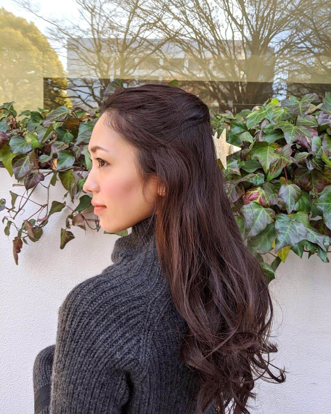 のインスタグラム：「. ヘアアレンジ苦手な私でもできる簡単アレンジ✂️ 毛先だけざっくりMIX巻きにして前髪はセンターパートにして両端からねじって後ろで留めるだけ。 クリップは @stellarhollywood です⭐️ 仕事中や食事の時も簡単にまとめられて便利🙆‍♀️ . . #hairarrange #stellarhollywood #ヘアアレンジ #ロングヘア #スーパーロングヘア #ステハリ #ステラハリウッド」