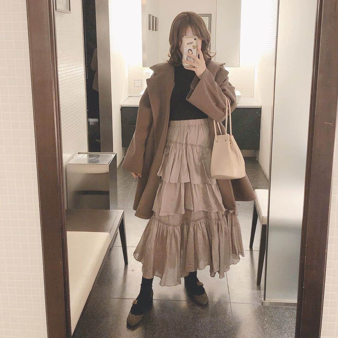 RiLiさんのインスタグラム写真 - (RiLiInstagram)「だんだんフリルがかわいい🙈💓【ティアードスカート】👗✨ ..... 続々といろんなブランドから登場している【ティアードスカート】🧚♀❣だんだんのフリルが最高にかわいいよね🙊💐 すっぽり下半身が隠れるロング丈だから、体型が気になる子や、スカートに抵抗がある子も挑戦しやすい💡さむーい冬にもぴったりのボトムスだよ⛄ ニットをインしてキレイ目で着てみたり、長めのトップスを合わせてゆるゆるコーデにしたり...👀コーデの幅が広がること間違いなしだよ💘 ❣ ❣ ❣ ❣ ❣ サイトやSNSで掲載させていただくお写真募集中😘📸 かわいいコーデやアイテム、注目スポットなどが撮れたら、ハッシュタグ→#rili_tokyo  を付けて投稿❗ ． Special Thanks💋 Photo by @sr__428 @rie0802he @mapi_1023 @moepiii_t_ @mamina_311 @mapi_1023 @banbi1227 @xxayapink @mii322_ @aiueo0221 ． #冬 #冬コーデ #ティアードスカート#スカート #フリルスカート #ロングスカート #アシメスカート #チュールスカート #シフォンスカート #ブラウンコーデ #ベージュコーデ  #ワントーンコーデ #シンプルコーデ  #カジュアルコーデ #ガーリーコーデ #置き画 #置き画くら部 #今日のコーデ #コーデ #コーディネート #RiLi  #おしゃれさんと繋がりたい #お洒落さんと繋がりたい #ファッション #패션스타그램 #ootd #outfit」1月13日 18時03分 - rili.tokyo