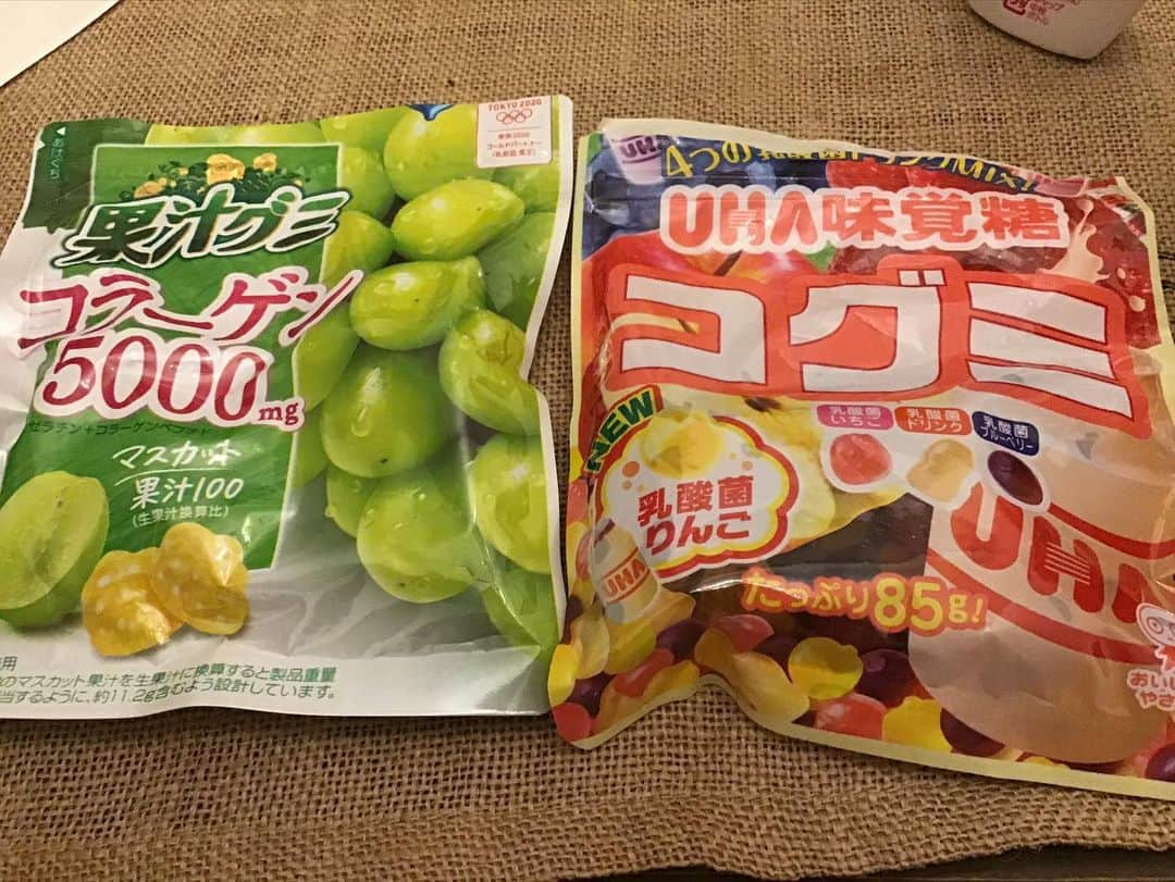 のインスタグラム：「グミ大好き❤ コグミって初めて食べたよ。  小さいのって硬いグミが多いイメージだけど、これは普通のグミの柔らかさでラッキー。 美味しいけど硬いゼリーみたいなものや、飴がコーティングされてたり、砂糖がジャリジャリ系なものは、そんなに好きじゃない。 #グミ #コグミ コグミには果糖ブドウ糖液糖が入ってた💦 やっぱ入ってない果汁グミ党から離党出来ない💦」