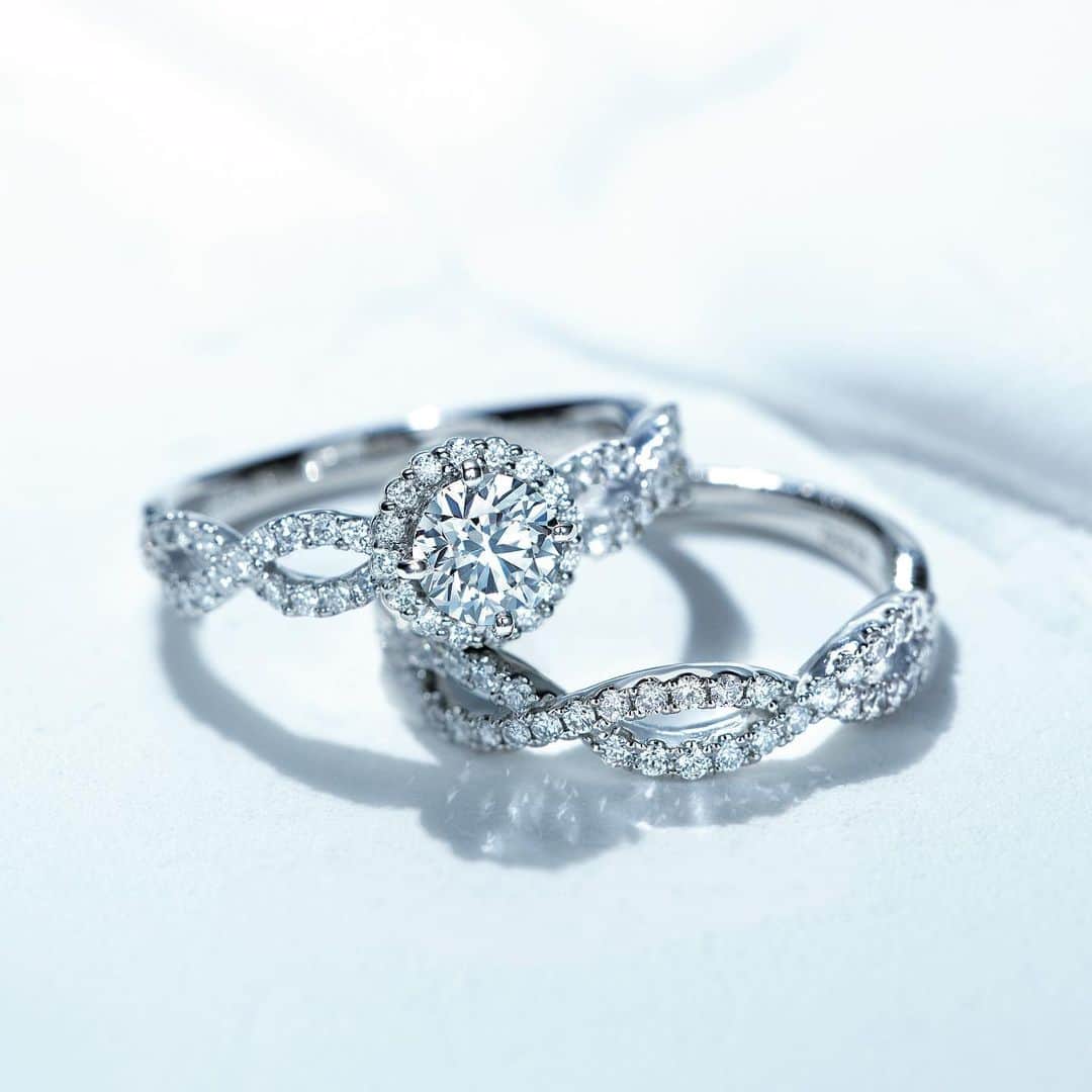 ヴァンドーム青山さんのインスタグラム写真 - (ヴァンドーム青山Instagram)「. 【 QUALITY OF DIAMOND 】 ヴァンドーム青山のエンゲージメントリングのダイヤモンドは、永遠の誓いを象徴するにふさわしいダイヤモンドを厳選してお選びしています。 エンゲージメントリング・ネックレスのダイヤモンドは、厳格な評価で信頼性の高い 鑑定機関であるAGTジェムラボラトリーにより評価されたダイヤモンドを使用。 特別な輝きを是非店頭でご覧ください。 ＊ https://vendome.jp/bridal/ ＊ #婚約指輪 #エンゲージリング #数量限定品 #limitededition  #令和婚 #令和花嫁 #2020年春婚 #2020年婚 #プロポーズ #プレ花嫁応援 #プレ花嫁 #プレ花嫁準備  #結婚 #wedding  #vendomeaoyamabridal #ヴァンドーム青山 #vendomeaoyama」1月13日 18時11分 - vendomeaoyama_official
