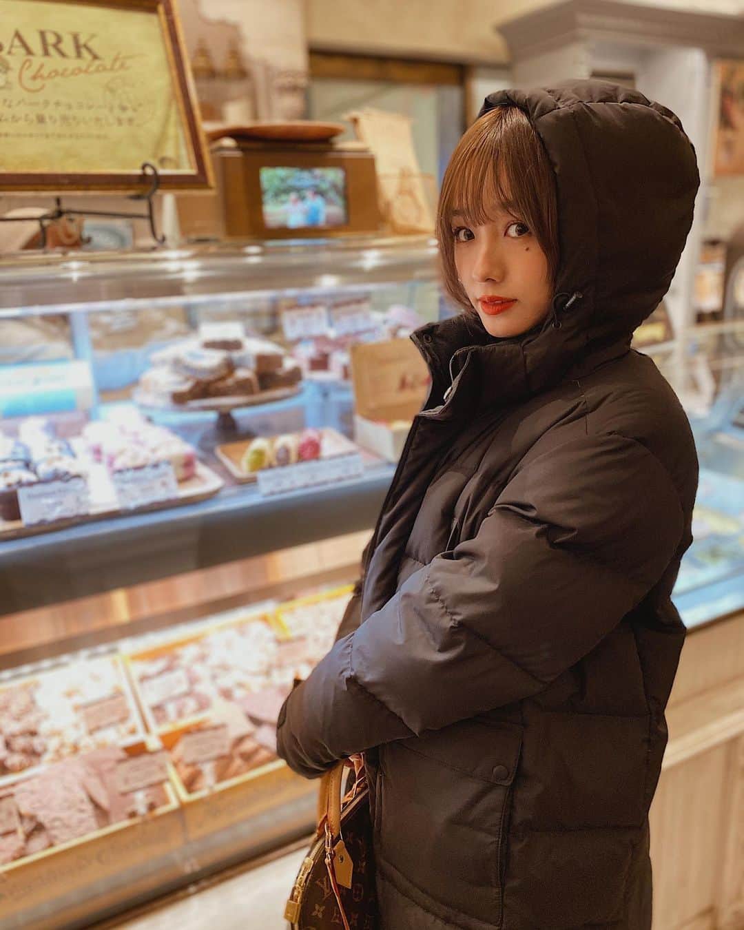 前田希美（まえのん）さんのインスタグラム写真 - (前田希美（まえのん）Instagram)「お久しぶりの #のんカフェ巡り  今回は京都へ行ってきました。  プラプラしていたら、 可愛いカカオのお店を見つけました🍫 @cacaomarket_japan  京都をたくさん観光したので 今日から#のんの旅 投稿に お付き合いください♥  #のんカフェ巡り #cacaomarket  #カカオマーケット #京都 #kyoto  #祇園四条 #のんの私服」1月13日 18時15分 - maeda_nozomi