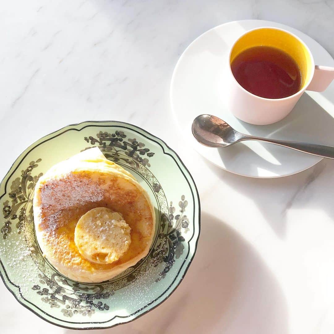 石野智子のインスタグラム：「🥞☕️ ・ ・ 昨日は今年初の「アナ活！」放送日📺 女性アナウンサー全員が集合し、 2020年の抱負を語りました💪♡ そして、アナ活！ポーズは 毎回変えて楽しむ方針になりました🐭笑 来週もぜひご覧ください😊💫 ・ ・ ・ 写真は関係ありません（笑） #これがいわゆる #インスタ映え  #というのでしょうか  #スイーツテロ  #パンケーキ  #先日 #何年かぶりに食べました  #バカリズム さんのネタを #思い出します #今はタピオカブームが過ぎて？ #何が流行っているのかな  たまにはこういう写真も載せてみました。 #uhb #アナウンサー」