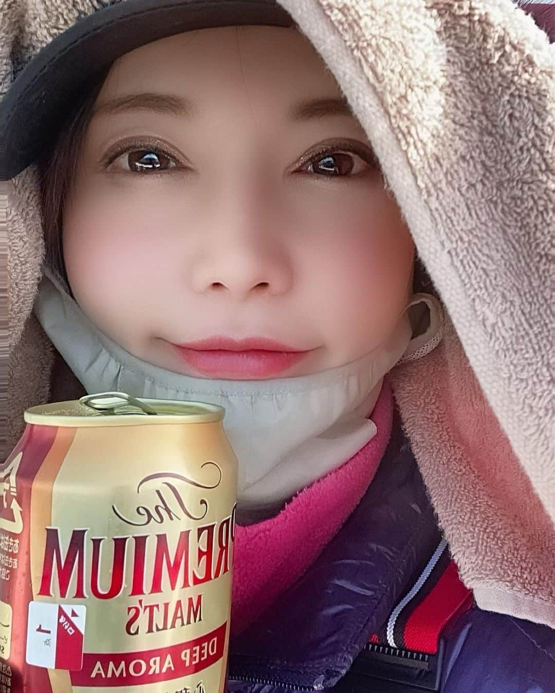 里美ゆりあさんのインスタグラム写真 - (里美ゆりあInstagram)「今日のカワハギ釣り大会は渋い中の渋さで坊主続出😅 師匠や兄貴達もどんより。。 そんな中楽しい会話と独り言で朝から楽しませてくれたKさんから#ヤリイカ と #真鯛 2本と#サザエ と魚を干したやつをお土産で#プレゼント してくれた∩^ω^∩ そして#一義丸 の賞品でお米を頂き参加者全員が貰える沢山の野菜も頂きました！！ なんだか釣果は坊主だったけどとても#満足 な日でした。 早速魚の内蔵取って下処理して、 何日寝ないのだという感じだけどこれからグルメ会へ。 タフやな〜自分！！° ✧ (*´ `*) ✧ ° #カワハギ #釣りガール  #釣りよかでしょう  #釣り好きな人と繋がりたい  #餌釣り #剛樹 #竿 #fishing #不思議な波」1月13日 18時17分 - satomiyuria