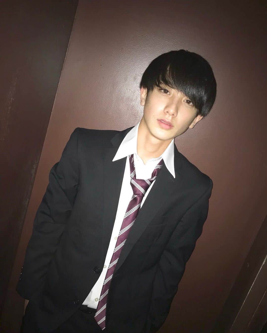 小西詠斗のインスタグラム：「無事成人の日を迎えることができました！👨🏻 成人式には行けなかったので昔スーツを着た時の写真を📸（笑） 感謝！」