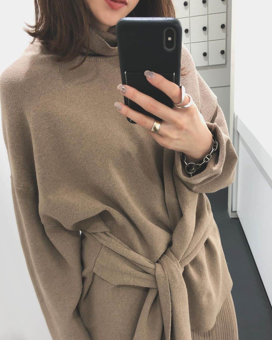 野尻美穂のインスタグラム：「waiのデザインニットとこのスカートは同じ素材だけど、ディテールを変えてるのでセットアップで着てものっぺりせずに着れるよ☺️ 私も大人っぽくなりました🤭🧡 #wai_ships #今日は成人の日 #おめでとうございます！」