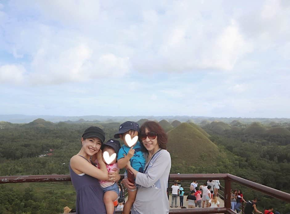 Remiさんのインスタグラム写真 - (RemiInstagram)「day trip from Cebu to Bohol island🚢🇵🇭 セブから日帰りtripで自然豊かなボホール島へ🌳⛰✨ 展望台から辺り一面小山が連なる「チョコレートヒルズ」の絶景を眺めたり、緑に囲まれたロボク川のリバークルーズではフィリピン料理を食べながら歌やダンスを楽しみました📷  #ボホール島 #チョコレートヒルズ #フィリピン #ロボク川 #リバークルーズ #子連れ旅 #三世代旅 #bohol #boholisland #chocolatehills #lobocriver #rivercruise #cebu #philippines #lovetabi #lovetabimama」1月13日 18時23分 - remi_912