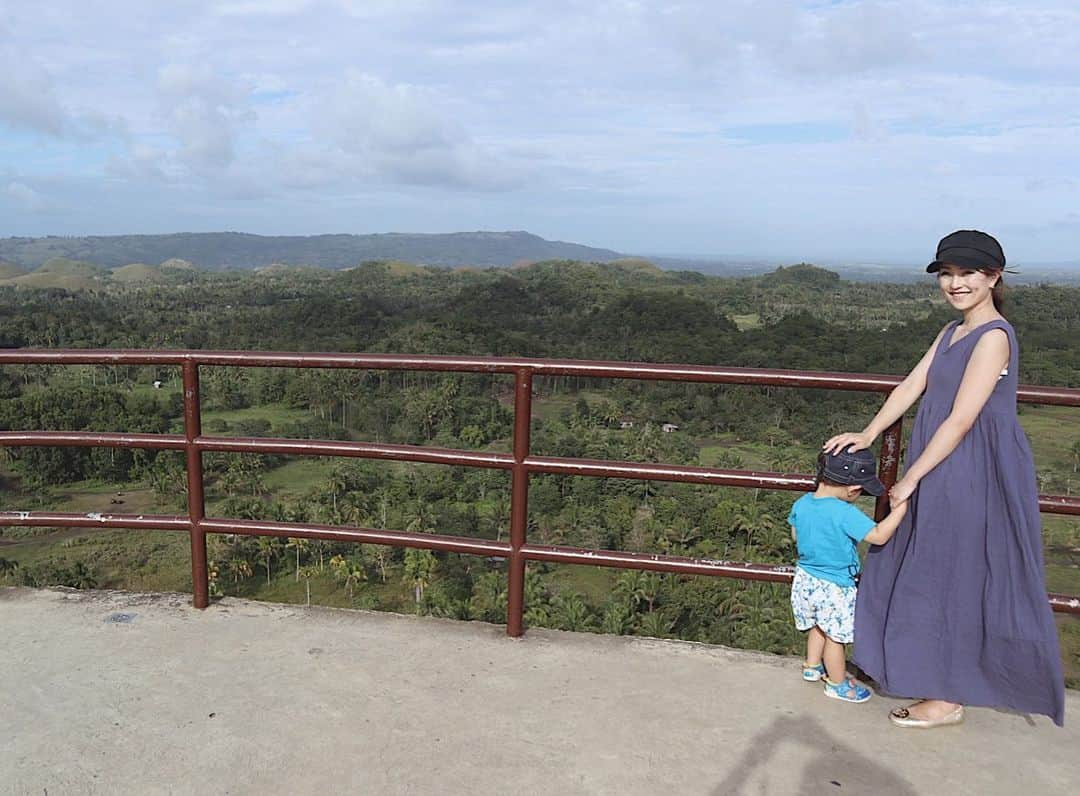 Remiさんのインスタグラム写真 - (RemiInstagram)「day trip from Cebu to Bohol island🚢🇵🇭 セブから日帰りtripで自然豊かなボホール島へ🌳⛰✨ 展望台から辺り一面小山が連なる「チョコレートヒルズ」の絶景を眺めたり、緑に囲まれたロボク川のリバークルーズではフィリピン料理を食べながら歌やダンスを楽しみました📷  #ボホール島 #チョコレートヒルズ #フィリピン #ロボク川 #リバークルーズ #子連れ旅 #三世代旅 #bohol #boholisland #chocolatehills #lobocriver #rivercruise #cebu #philippines #lovetabi #lovetabimama」1月13日 18時23分 - remi_912