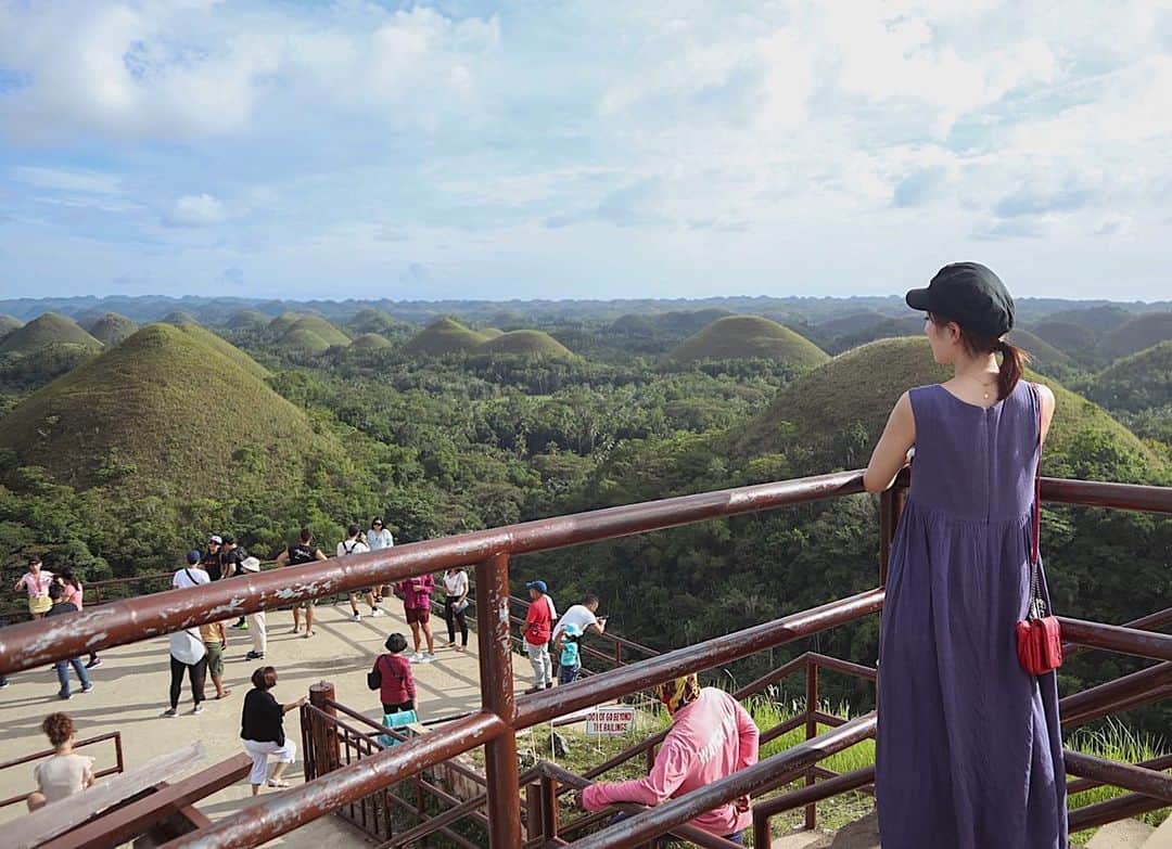 Remiさんのインスタグラム写真 - (RemiInstagram)「day trip from Cebu to Bohol island🚢🇵🇭 セブから日帰りtripで自然豊かなボホール島へ🌳⛰✨ 展望台から辺り一面小山が連なる「チョコレートヒルズ」の絶景を眺めたり、緑に囲まれたロボク川のリバークルーズではフィリピン料理を食べながら歌やダンスを楽しみました📷  #ボホール島 #チョコレートヒルズ #フィリピン #ロボク川 #リバークルーズ #子連れ旅 #三世代旅 #bohol #boholisland #chocolatehills #lobocriver #rivercruise #cebu #philippines #lovetabi #lovetabimama」1月13日 18時23分 - remi_912