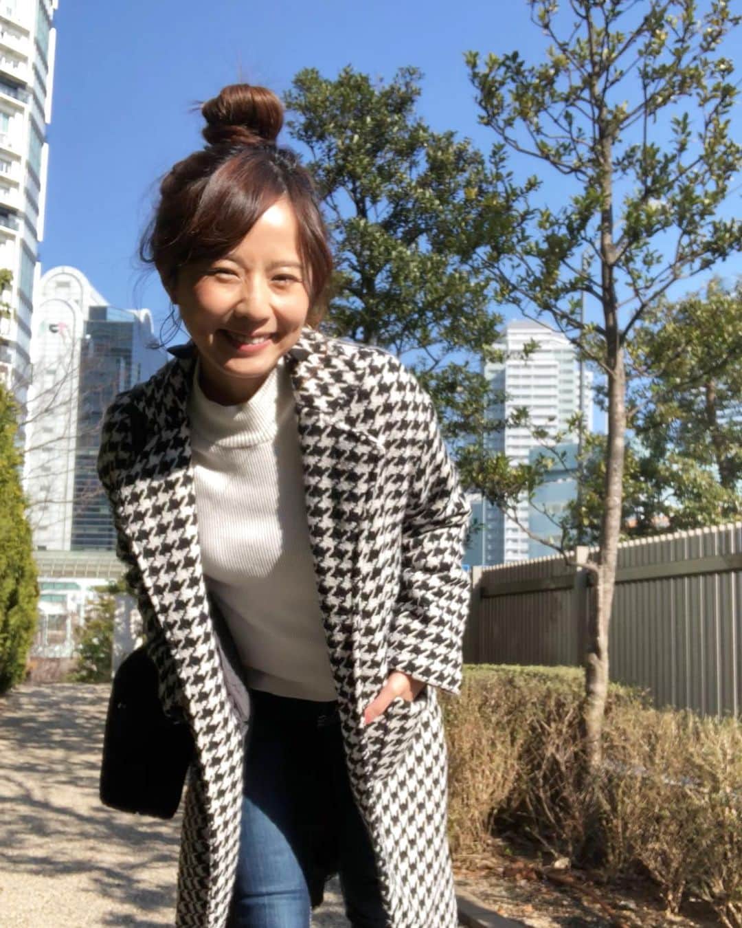 のインスタグラム：「☺︎ 天気がいいー！！ 今年の冬は暖冬なんですねー 何気にあったかい日が多くて アウターが色々きれてうれしい！ ってか 今日は成人の日でしたねー✨ 新成人の皆さま ㊗️おめでとうございます㊗️ * 【簡単にでいいから時事を知ろう】 大人かわいいのためのMyルール🤣笑笑 * ーーーcoodinateーーー OUTER... #7things @7things.official  TOPS... #titivate  BOTTOMS... #moussy SHOES... #premiata @premiatajp  ーーーーーーーーーーーーー #155cm  #Sサイズコーデ  #ootd #大人コーデ #大人モテ  #大人かわいい #コート #千鳥柄 #fashion #패션 #패션스타그램  #大人かわいいへの道  #プチプラ #プチプラコーデ #プチプラ高見えコーデ」
