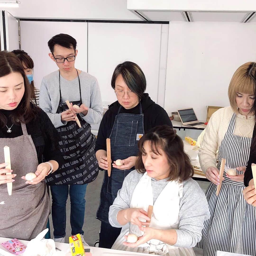 日本サロネーゼ協会さんのインスタグラム写真 - (日本サロネーゼ協会Instagram)「練り切りアート®︎認定講座@HK 練り切りアートは、日本だけでなく台湾や香港、シンガポールでも大人気です♡ 2020年のオリンピックイヤーは、ますます日本に注目が集まる1年になりそう。 和の文化を世界へ、JSAと一緒に広めませんか？  練り切りアート®︎認定講座、 詳細はこちら↓ https://salone-ze.or.jp/jsa/45/  #練り切りアート #練り切りアート認定講座  #練り切りアート認定講師  #練り切り #ねりきり #かわいいねりきり #和菓子 #japaneseconfectionery  #練り切り教室  #ねりきり教室  #練り切り体験  #和の文化を世界へ #サロネーゼ協会 #日本サロネーゼ協会 #japansalonaiseassociation」1月13日 18時36分 - japan.salonaise.association