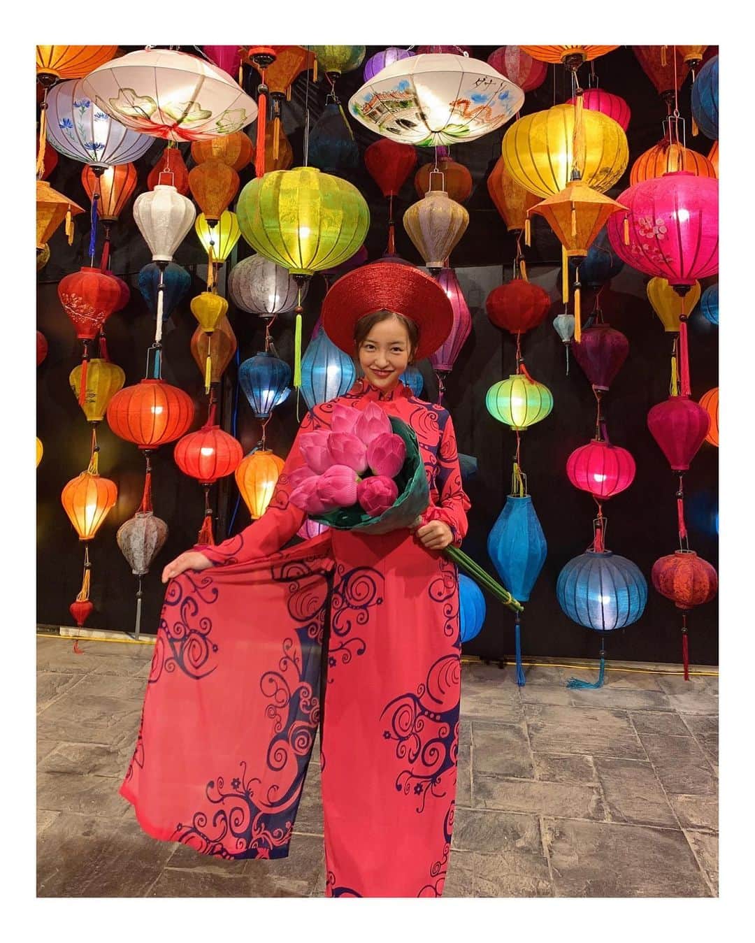 板野友美さんのインスタグラム写真 - (板野友美Instagram)「アオザイをきたよー👘  そして、ホイアンへ🏮  #ベトナム料理 #ホイアン」1月13日 18時44分 - tomo.i_0703