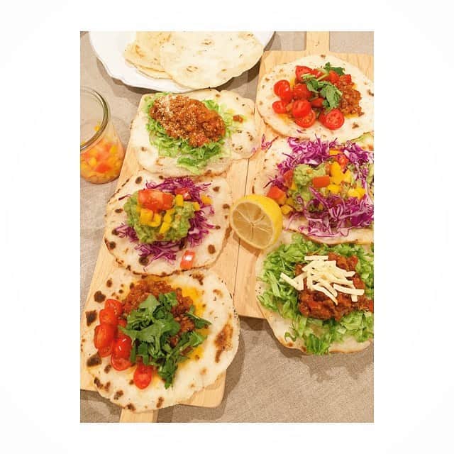 前田ゆかのインスタグラム：「トルティーヤを焼いたので、 いろいろ巻いていただいてみます☺️ ＊ ＊ #グルテンフリー #トルティーヤ #タコミート #ワカモレ #連休最終日 #家でのんびり #maeyukareshipi」