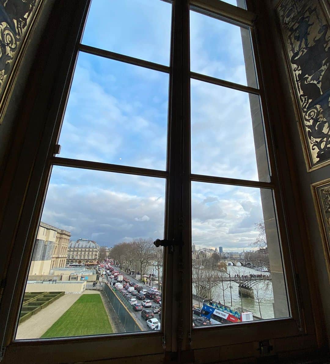 牛窪万里子さんのインスタグラム写真 - (牛窪万里子Instagram)「ルーブル美術館にて。  ルイ15世の王冠の美しさに目を奪われ、モナリザの人気は変わらず長い列でしたが、その魅力はやはり並ぶ価値ありです。  #ルーブル美術館 #モナリザ #ルイ15世 #王冠  #美しい王冠の世界  #フランス #世界一の美術館  #パリ #アート #美術館 #フランス旅行  #パリ旅行」1月13日 18時57分 - mariko_ushikubo