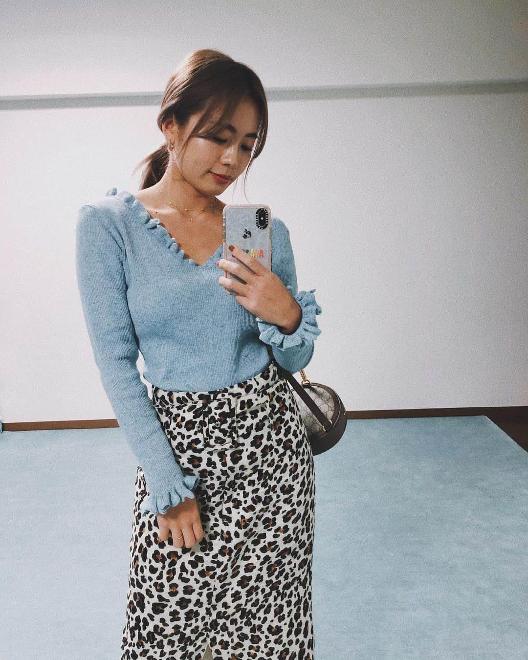 鈴木あやさんのインスタグラム写真 - (鈴木あやInstagram)「たまにの私服紹介💙 いつも暖かいアウター着てるから中は薄着🥺  背中があいてる @searoomlynn_official のボディスーツと、最近買った @gucci のコロっとしたリュックがめちゃ使いやすくてお気に入り🐥💖 #ootd #fashion #데일리록 #오오티디 #私服 #💙」1月13日 18時58分 - techitechiaya