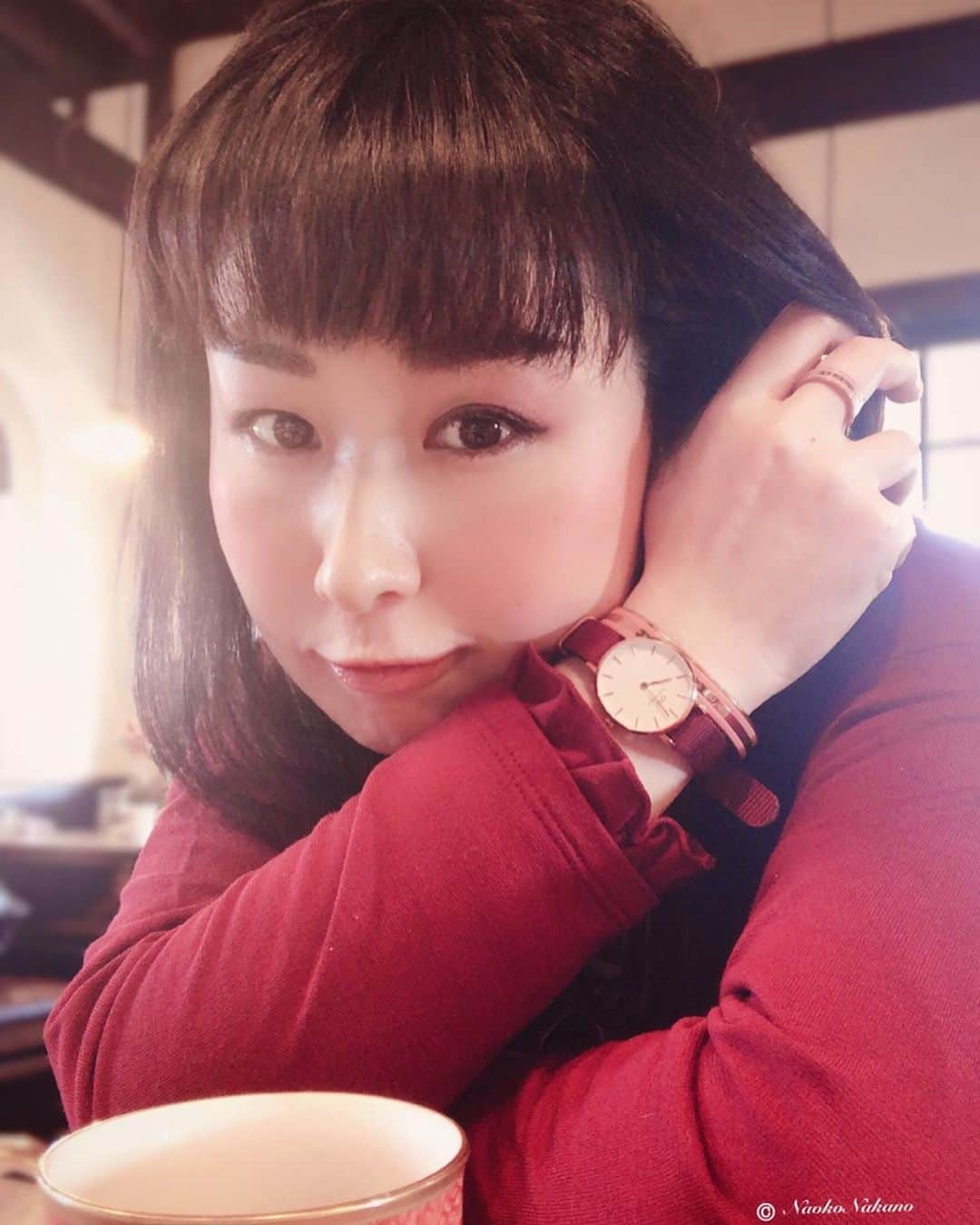 中野菜保子さんのインスタグラム写真 - (中野菜保子Instagram)「. 「新しい時♪新しいプロジェクト」 ⌚️🌟数量限定品🌟⌚️ . @danielwellington . 写真は🍎🍎🍎🍎🍎枚 . 1:カフェにて 4:マスターチョイスカップ . . ご機嫌いかがですか？（≧∇≦）？ . . 明日から 新しいプロジェクトが始まるので 朝からカフェでアタマを整理です🦋 . 新しい年に 新しい時を刻むため 手元をリフレッシュするのも オススメです✨⌚️✨ . . カフェのマスターが 手元とお洋服を見て カップとソーサーも 赤🌹にして下さいました♪ . よく見てるんですホントに。 もてなすってコレやなと思います☕️ . 新しいプロジェクトは インスタにてまた😄 お楽しみに🎶🎶🎶 . . 新しい時を刻む時計は Daniel Wellington (@danielwellington )の 「PETITE ROSELYN」です🌈 . . 赤🍓といえば中野w . ダニエルウェリントンが NEW YEARキャンペーンを 開催中で 「PETITE ROSELYN」と 「CLASSIC SUFFOLK」が 数量限定復活したので . 今回は Rosegold🌹Rubyred🍓の キャシャなナットベルトに。 . バングルはリングと おソロにしました💍🌷✨ . . 【15%OFFクーポンあり🎄🎄🎄】 「naoko8319」をDW公式直営店舗もしくは WEBショップで使用で15%OFFに💰 (期限:2020年3月15日まで) . . 【キャンペーン中！！！】 ☆2020年1月13日までに、2点以上購入で 20%OFF(全商品対象) . ☆日本限定ギフトラッピング無料 . ☆「naoko8319」の15%OFFクーポンコード併用可能 . サイト⏩https://www.danielwellington.com/jp . . 明日から爆走💨💨💨 . . バリバリお仕事したら たまにはジブンを 労ってくださいね💐💐💐 ＊ ＊ ＊ #ダニエルウェリントン #newyear  #newyearキャンペーン#danielwellington  #オリジナルバングル #限定ギフト #時計 #腕時計 #数量限定 #ナットベルト  #新しい時 #新しいプロジェクト  #プレゼント #笑顔が天使 #レッドアイテム #クラシカルな時計 #横顔美人 #カフェ大好き #中野菜保子 #actor #俳優 #singergirls #クールな情熱家 #ヘプバーン #ナオ部 #手元倶楽部  #オリジナリティ #ホンモノ #コーヒーダイスキ #みんなの頑張りが報われますように @danielwellington  @syanhaijitensya」1月13日 19時00分 - naokonakano8319