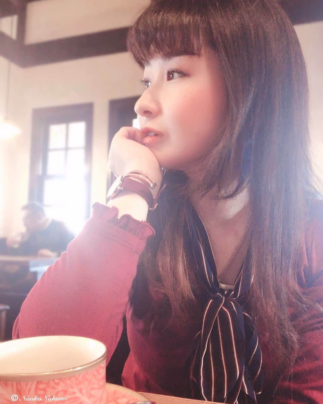 中野菜保子さんのインスタグラム写真 - (中野菜保子Instagram)「. 「新しい時♪新しいプロジェクト」 ⌚️🌟数量限定品🌟⌚️ . @danielwellington . 写真は🍎🍎🍎🍎🍎枚 . 1:カフェにて 4:マスターチョイスカップ . . ご機嫌いかがですか？（≧∇≦）？ . . 明日から 新しいプロジェクトが始まるので 朝からカフェでアタマを整理です🦋 . 新しい年に 新しい時を刻むため 手元をリフレッシュするのも オススメです✨⌚️✨ . . カフェのマスターが 手元とお洋服を見て カップとソーサーも 赤🌹にして下さいました♪ . よく見てるんですホントに。 もてなすってコレやなと思います☕️ . 新しいプロジェクトは インスタにてまた😄 お楽しみに🎶🎶🎶 . . 新しい時を刻む時計は Daniel Wellington (@danielwellington )の 「PETITE ROSELYN」です🌈 . . 赤🍓といえば中野w . ダニエルウェリントンが NEW YEARキャンペーンを 開催中で 「PETITE ROSELYN」と 「CLASSIC SUFFOLK」が 数量限定復活したので . 今回は Rosegold🌹Rubyred🍓の キャシャなナットベルトに。 . バングルはリングと おソロにしました💍🌷✨ . . 【15%OFFクーポンあり🎄🎄🎄】 「naoko8319」をDW公式直営店舗もしくは WEBショップで使用で15%OFFに💰 (期限:2020年3月15日まで) . . 【キャンペーン中！！！】 ☆2020年1月13日までに、2点以上購入で 20%OFF(全商品対象) . ☆日本限定ギフトラッピング無料 . ☆「naoko8319」の15%OFFクーポンコード併用可能 . サイト⏩https://www.danielwellington.com/jp . . 明日から爆走💨💨💨 . . バリバリお仕事したら たまにはジブンを 労ってくださいね💐💐💐 ＊ ＊ ＊ #ダニエルウェリントン #newyear  #newyearキャンペーン#danielwellington  #オリジナルバングル #限定ギフト #時計 #腕時計 #数量限定 #ナットベルト  #新しい時 #新しいプロジェクト  #プレゼント #笑顔が天使 #レッドアイテム #クラシカルな時計 #横顔美人 #カフェ大好き #中野菜保子 #actor #俳優 #singergirls #クールな情熱家 #ヘプバーン #ナオ部 #手元倶楽部  #オリジナリティ #ホンモノ #コーヒーダイスキ #みんなの頑張りが報われますように @danielwellington  @syanhaijitensya」1月13日 19時00分 - naokonakano8319