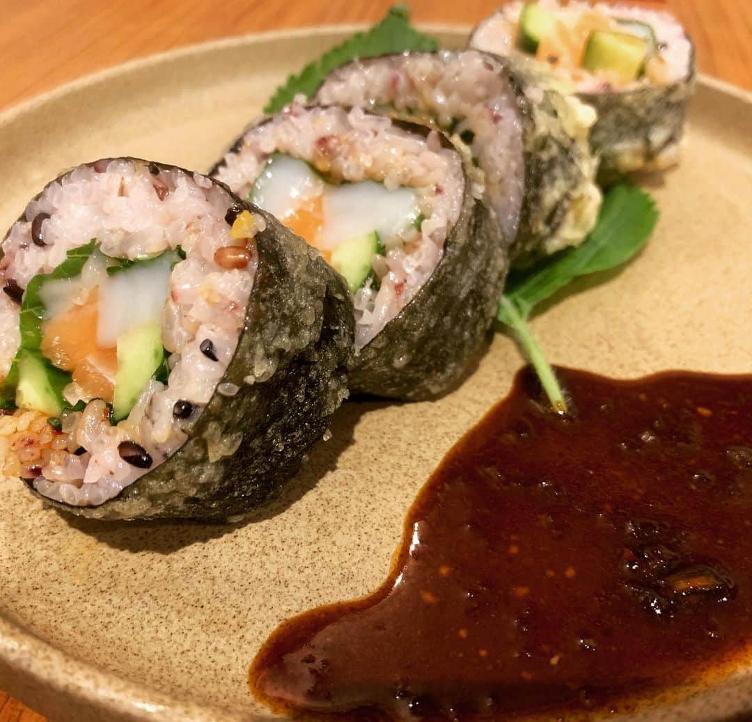 武田双雲さんのインスタグラム写真 - (武田双雲Instagram)「息子とテレビ局の人と打ち合わせでchikyuなう。  chikyuは今月は韓国フェア！  季節ごとにいろんな国の料理。chikyuだけに。  うまっ！  #chikyu #kugenumakaigan #organic #chikyufarmtotable #souun」1月13日 19時00分 - souun.takeda